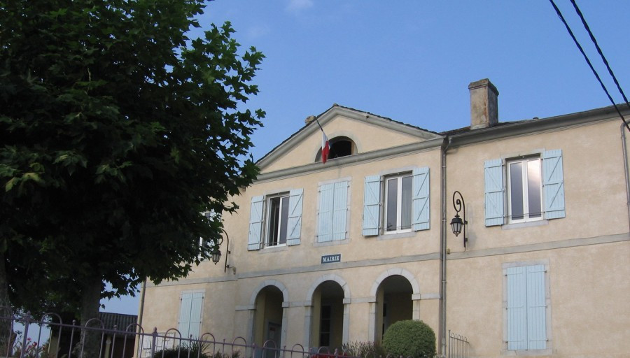 Notre dentiste fait valoir ses droits à la retraite.  Nous recherchons un professionnel pour maintenir cette activité dans notre village de 700 habitants. Il y a sur le village, maison médicale (3 médecins),  cabinet infirmier, ostéopathe, kiné, dentiste , naturopathe, orthoptiste, pédicure podologue. La commune à un local qui peut être mis à disposition pout l'activité. La commune est visible sur son site internet : www.pouyastruc.fr
Pour tout renseignement vous contacter Mr le Maire au 06 62 33 22 54.