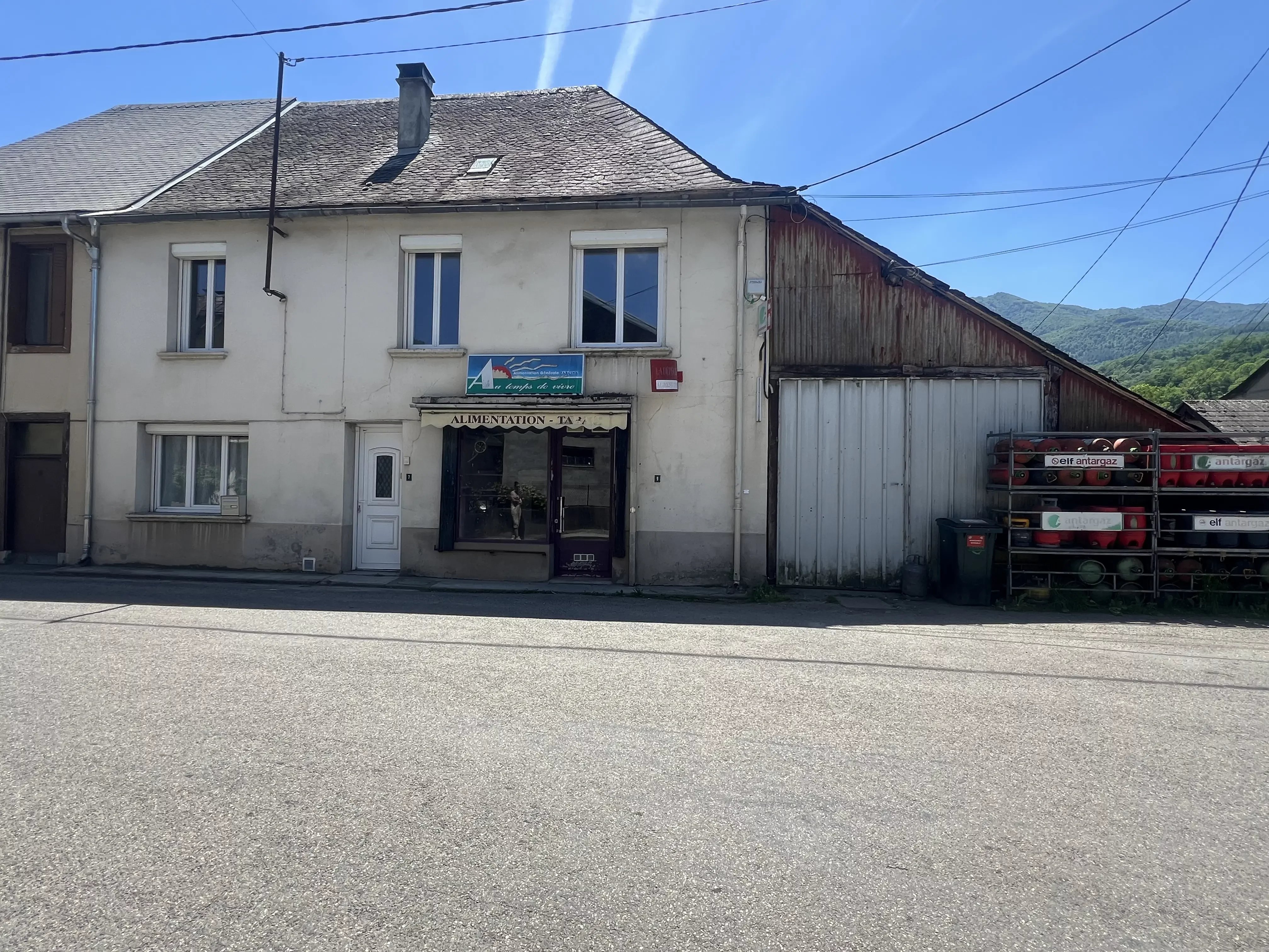 Dans le charmant village d’Argein, découvrez cette belle maison de village de 122 m² offrant de beaux volumes et de multiples possibilités ainsi que son local commercial attenant. 

Dès l’entrée, un couloir dessert un espace de vie chaleureux comprenant un séjour avec poêle et une cuisine ouverte, pour une surface totale de 29,56 m². À l’étage, vous trouverez quatre chambres spacieuses, allant de 11 m² à 18 m², ainsi qu’une salle d’eau avec WC entièrement rénovée (4,92 m²).

À l’extérieur, une agréable cour, soigneusement entretenue et entièrement clôturée, dispose d’une terrasse couverte idéale pour profiter des beaux jours, avec une vue dégagée sur les montagnes et les champs environnants.

Attenant à la maison, un local commercial offre de nombreuses opportunités : agrandissement de l’habitation principale, création d’une activité professionnelle ou encore projet locatif. Cette Ancienne épicerie au coeur du village manque aux habitants et a besoin de retrouver vie, que ce soit au travers d'une nouvelle épicerie, d'un snack, d'un salon de thé, les possibilités sont infinis . Un hangar de 53m2 complète ce bien permettant un grand stockage.

Un bien rare, alliant cadre de vie agréable et potentiel d’aménagement.