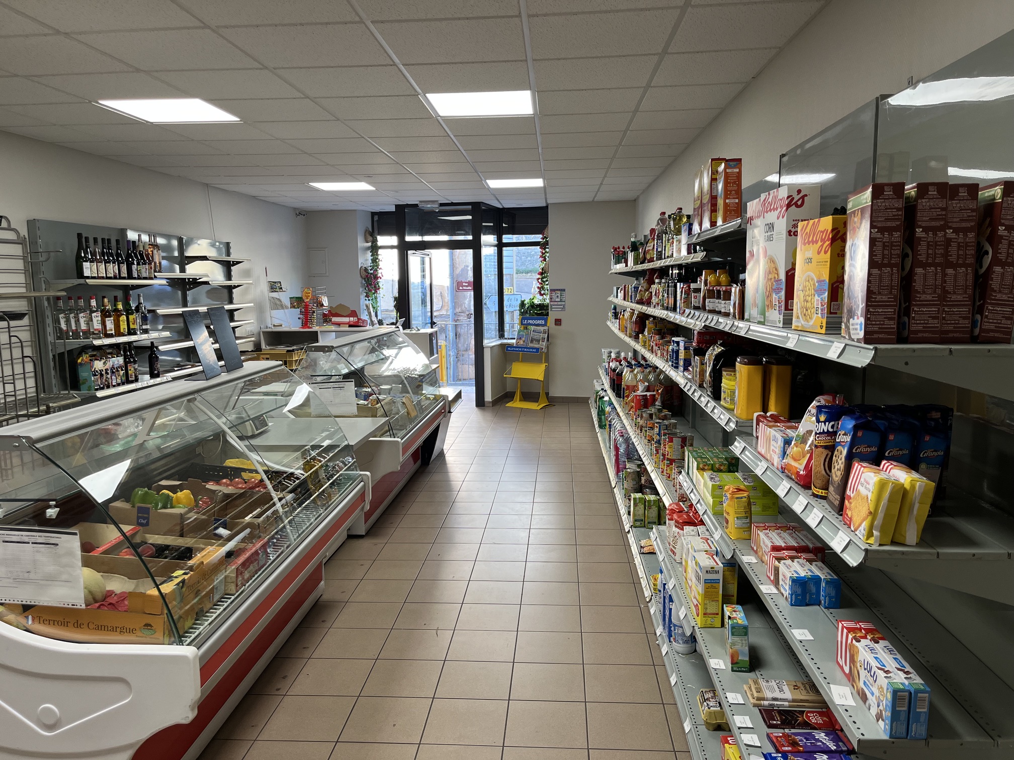 Cause départ de la région, cède fonds de commerce bar – restaurant – épicerie – dépôt de pain, situé en plein centre de Marchampt (69430), au cœur du Beaujolais.

UNE AFFAIRE OPÉRATIONNELLE, PRÊTE À EXPLOITER
Le commerce est actuellement en activité et tout est déjà en place pour travailler : espaces entièrement aménagés, mobilier, cuisine professionnelle, bar équipé, épicerie équipée et systèmes de caisse.

Le repreneur bénéficie ainsi d'un établissement déjà fonctionnel et peut poursuivre rapidement l'exploitation après réalisation des formalités de cession, sans avoir à aménager un local ou à créer l'activité de zéro.

UN ÉTABLISSEMENT DE 205 M²
Le commerce offre de beaux volumes avec :

Environ 60 places assises à l'intérieur
Une salle de restaurant indépendante d'environ 30 places
Une grande partie bar spacieuse et aménagée
Une grande terrasse couverte d'environ 20 places, donnant sur la verdure avec un cours d'eau en contrebas
Une épicerie entièrement aménagée
Une cuisine professionnelle séparée
Une chambre froide
Une grande réserve
Sanitaires
Accessibilité PMR
Climatisation réversible chaud/froid dans le bar, la salle de restauration et l'épicerie
Petit parking en face et grand parking à environ 50 mètres

L'intérieur du commerce a été entièrement repeint en mars 2026.

PLUSIEURS ACTIVITÉS RÉUNIES
Bar • Restaurant • Épicerie de proximité • Dépôt de pain • Vente à emporter
Le commerce est le seul bar et la seule épicerie de Marchampt.
Une Licence IV est mise à disposition par la commune, moyennant une redevance annuelle de 600 €.
Plusieurs services complémentaires peuvent également être développés. Des contacts et informations pourront notamment être transmis pour faciliter les démarches concernant FDJ, presse, colis, gaz…

TOUT L'ÉQUIPEMENT POUR TRAVAILLER
L'établissement est actuellement exploité et dispose de l'équipement nécessaire au fonctionnement de ses différentes activités.
Cuisine professionnelle : piano de cuisson avec four, friteuse double, hotte professionnelle, lave-vaisselle, équipements et mobilier inox, réfrigération/congélation, chambre froide…
Bar : comptoir entièrement aménagé, verrerie, mobilier et tireuse à bière fonctionnelle avec sanitation récemment refaite.
Épicerie : deux grandes vitrines réfrigérées, congélateur, cave à vin, nombreux rayonnages et mobilier de présentation.
Deux systèmes de caisse achetés neufs en avril 2026 sont compris dans la cession.
Les modalités précises concernant la reprise du reste du matériel seront communiquées aux candidats intéressés.
Un accompagnement lors de la reprise est possible afin de faciliter la transition : prise en main des systèmes de caisse, transmission des contacts utiles et fonctionnement général de l'établissement.

EMPLACEMENT & POTENTIEL
Marchampt est situé au cœur du Beaujolais et bénéficie du passage de cyclistes, randonneurs, touristes et visiteurs, en complément d'une clientèle locale régulière.
Le village accueille également plusieurs manifestations générant une fréquentation importante, notamment la Course de Côte de Marchampt, les conscrits et différents événements locaux.
Le commerce accueille également groupes et réservations.
L'épicerie et le dépôt de pain constituent par ailleurs de véritables services de proximité pour les habitants du village.

CONDITIONS
Loyer commercial : 480 € / mois + 5 € de provision mensuelle pour l'entretien de l'adoucisseur d'eau.
Bail commercial en cours depuis le 20 mars 2026.
Chiffre d'affaires communiqué sur demande aux candidats sérieux.
Possibilité d'une reprise rapide selon l'avancement des formalités de cession.

STOCK DE MARCHANDISES
Stock en sus du prix de cession, valorisé sur inventaire au moment de la reprise.

LOGEMENT POSSIBLE
Possibilité de louer séparément un logement communal entièrement rénové début 2026, situé à 200m du commerce, sous réserve de disponibilité et d'accord de la commune.
Loyer : 450 € / mois.
Un véritable plus pour un repreneur souhaitant s'installer dans la région.

PRIX DU FONDS : 18 000 € – NÉGOCIABLE
Cause de la vente : départ de la région.
Commerce actuellement en activité – reprise rapide possible.
Contact par téléphone, SMS ou messagerie.

Informations complémentaires, éléments financiers et renseignements sur la reprise disponibles pour les personnes sérieusement intéressées.