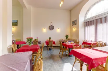 Situé au cœur du village et bénéficiant d'une vue exceptionnelle sur le Sancy, l'Hôtel de Londres est un hôtel bureau de 18 chambres de 1 à 5 personnes et d'1 voir 2 appartements  meublés, sur 4 étages et disposant d'un ascenseur.
Construit en 1850, l'Hôtel est un des plus ancien du Mont Dore et a traversé toutes les époques, de l'âge d'or du thermalisme à nos jours.
L'hôtel est en activité 11 mois de l'année, grâce au thermalisme, au tourisme estival et hivernal.
La station de ski se trouve à 4km de l'hôtel et les thermes à 140m.