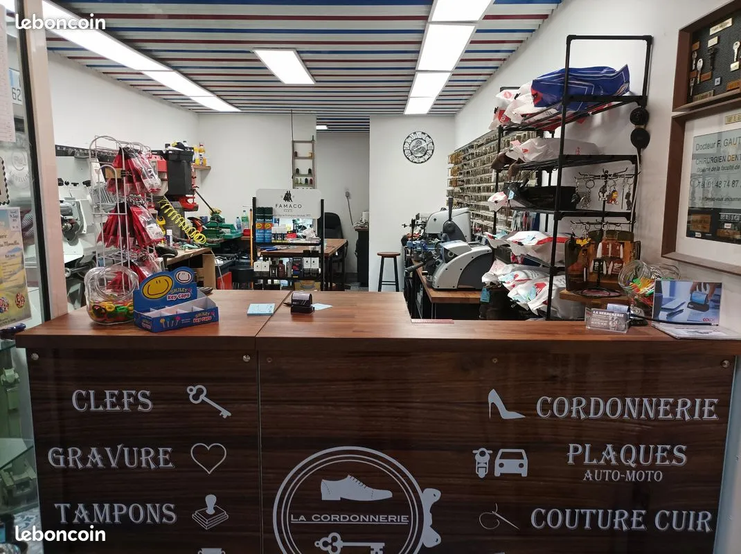 Vends fond de commerce multi-services, clés de maison, de voiture et de sécurité, plaque auto/ moto , gravure, télécommandes, badges,piles, tampons, gravures, vente de produits d’entretien pour le cuir, vente de petite maroquinerie.
L’entreprise est située dans une galerie marchande et bénéficie d'un flux important de clients. Cette entreprise est à céder pour cause de déménagement dans une autre région.
Cette boutique peut être exploitée seul .
CA : 145 000 € HT
Accompagnement & formation du repreneur possible.
Le fonds de commerce dispose d'un parc machine renouvelé il y a 5 ans et en très bon état de fonctionnement et esthétique.
Local : 35M² en location
Axes de développement de la boutique : Chaussures d'escalade, nettoyage de sneakers, gravures (présent mais peu développé). 
La boutique est très axée sur le service, la partie commerce est à développer (peu de références en ceintures, etc.)