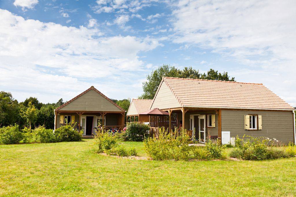 Situé dans la Sarthe, au cœur d’un environnement naturel privilégié et à proximité immédiate de la base de loisirs du village, cet ensemble immobilier se compose de 11 chalets entièrement équipés et d’une salle polyvalente, le tout implanté sur une parcelle d’environ 1,75 hectare.

Description du bien :

Les chalets, pouvant accueillir jusqu’à six personnes chacun, sont exploités tout au long de l’année sous l’enseigne « Les Maisonnettes du Lac ». L’un d’entre eux est aménagé pour les personnes à mobilité réduite. L’ensemble bénéficie d’un cadre paisible et verdoyant, à deux pas d’un plan d’eau aménagé pour la baignade et d’activités de plein air (canoë, pédalo, tennis, VTT, etc.).

L’exploitation, actuellement en activité, offre une capacité d’accueil adaptée aussi bien aux séjours touristiques qu’à l’organisation d’événements privés ou professionnels (réunions, séminaires, mariages). La salle polyvalente attenante permet de diversifier les usages et de renforcer l’attractivité du site. La salle comporte une terrasse ce qui permet de doubler la capacité assise (en ouvrant les baies vitrées de la salle) par beau temps.

La vente porte à la fois sur les murs et sur le fonds de commerce, représentant une opportunité rare pour un investisseur ou un exploitant souhaitant reprendre une structure clé en main, déjà reconnue localement et disposant d’un réel potentiel de développement.

Grâce à son emplacement idéal, son environnement naturel préservé et ses installations déjà opérationnelles, « Les Maisonnettes du Lac » constituent une belle opportunité d’investissement dans le domaine du tourisme et de l’hôtellerie de plein air.

Surface du bien :

Surface des locaux : 343 m²
Surface du terrain : 1,75 ha

Localisation :

Village de chalets situé à une vingtaine de kilomètres de l'autoroute A11 (sortie n°5). 

Conditions d'acquisition :

Vente murs et fonds.
470 000 euros pour les murs et 120 000 euros pour le fonds de commerce. 

Caractéristiques / Atouts :

- Base de loisirs à proximité
- Salle polyvalente d'une capacité de 50 personnes à proximité