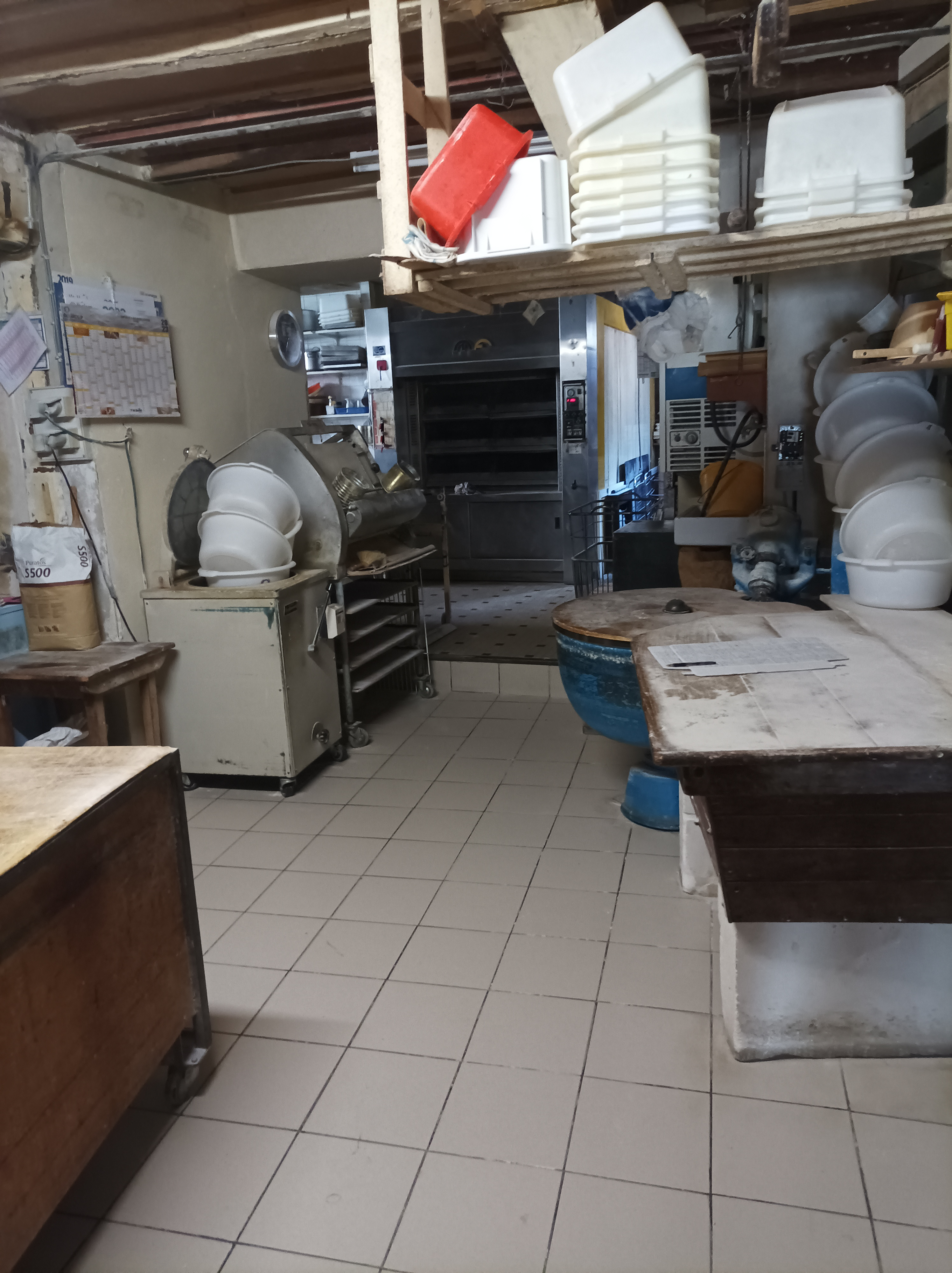 A Martizay, Parc naturel régional de la Brenne, à vendre, cause retraite, fonds et murs, de boulangerie-pâtisserie artisanale. Située sur un axe passager avec un parking gratuit à proximité, cette boulangerie familiale, historique, existante depuis plus de 115 ans à cet emplacement, dispose d’une bonne renommée et d’une clientèle fidèle. Dernière boulangerie de la commune. A proximité d’autres commerces (bar, restaurant, épicerie, boucherie, etc.) Vente en magasin et en tournées. Effectif : 4. Locaux professionnels de 100 m² + maison d’habitation attenante de 120 m² avec 3 chambres, cour et cave, L’entreprise dispose d’une boutique de 25 m² + un fournil de 32 m² avec four à fioul 6 bouches et un four à bois d’origine(120ans) toujours en fonction + un laboratoire pâtisserie de 34 m² + réserve + vestiaires et sanitaires. Matériel complet, entretenu, renouvellement partiel à prévoir. Ouverture en continu tous les jours du mardi au samedi, fermé le lundi et dimanche après-midi. Potentiel de développement. Vente du fonds ET des murs. Prix global de 150 000 € à débattre.
