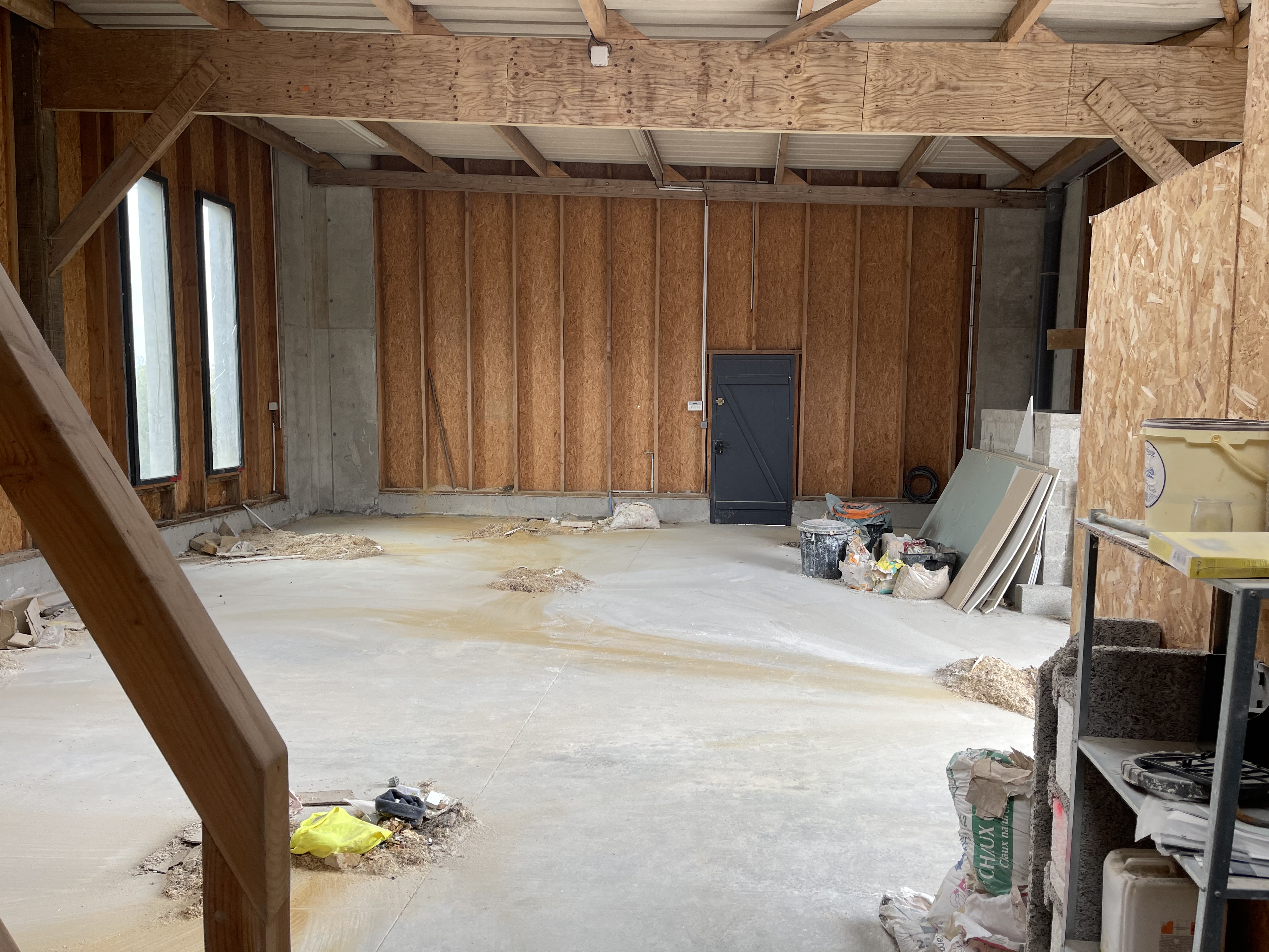 Local commercial et industriel récent de 200m2
Clos en façade par mur en pierre de taille 
Sur terrain arboré de 2240m2
Cour en enrobé 
Accès par terrasse en bois qui dessert 
3 bureaux, un couloir, un wc
Un coin kitchenette 
Tous les bureaux sont desservis en réseaux internet
Un local atelier avec wc
2 vestiaires
Une grande porte coulissante pour accès fourgon 
3 bacs béton en fond de cour pour maçon 
Le tout moins de 10 ans 
Très bel état 
Plus de photos ou informations sur demande
Loyer 800€ net de tva 
Possibilité d’acheter le bâtiment et ses 2250m2 de terrain arboré paysagé pour 150 000€ net vendeur