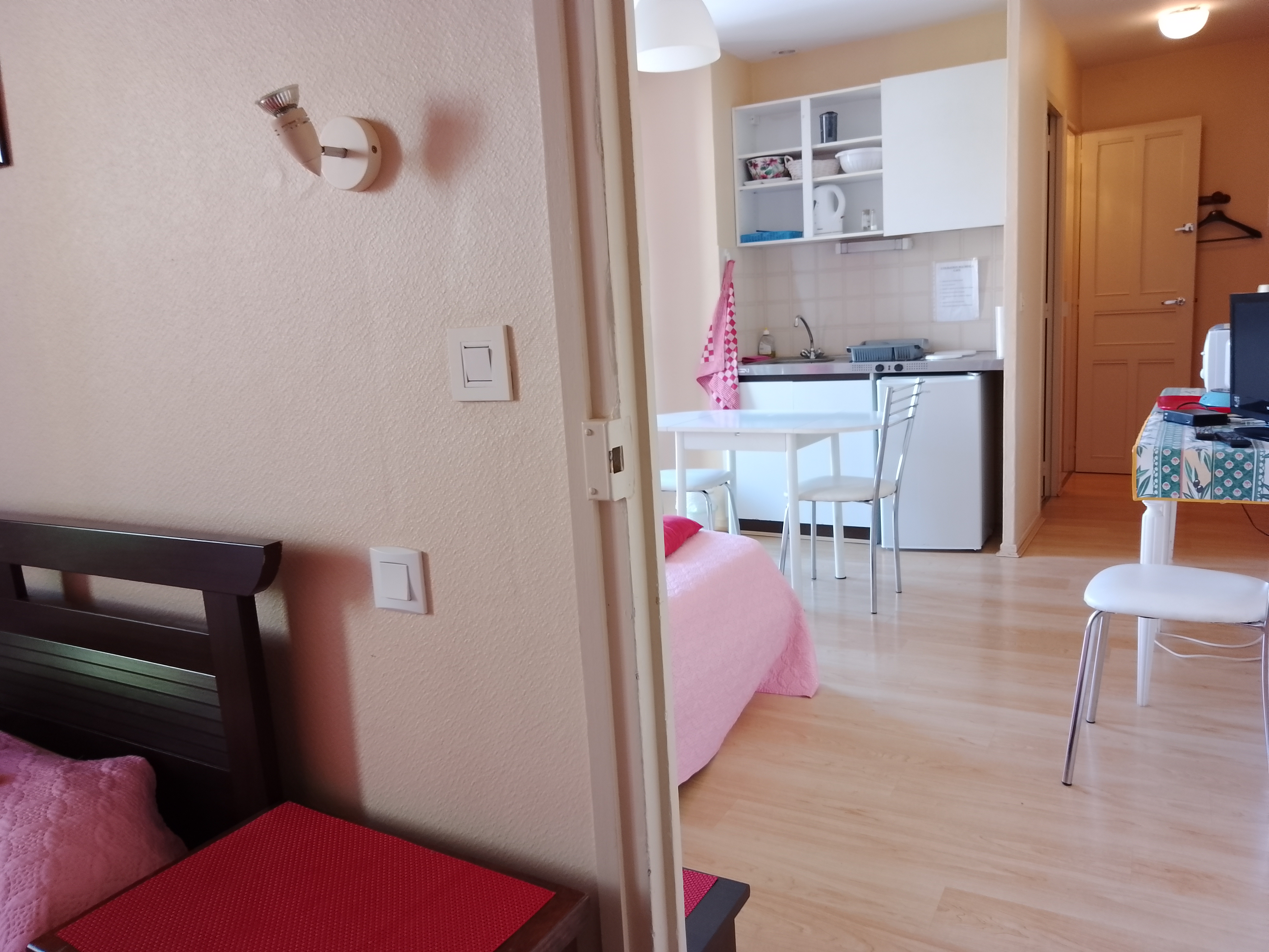 A vendre, cause retraite, fonds de commerce Appart-Hôtel (Hôtel Bureau) situé sur la commune de Veynes (HAUTES-ALPES 05400), village de 3200 habitants.

L'Hôtel (300m² + grenier de 220m²) comporte:
- 7 chambres rénovées (simples, doubles, familiales (jusqu'à 6 personnes)) avec coin kitchenette, salle d'eau, wc, tv, wifi...
- 1 T1 actuellement loué à l'année
- 1 salle de petit déjeuner
- plusieurs pièces annexes
Possibilité logement de fonction.

Seul Hôtel du village, donnant sur la place principale, près de la mairie.
Parking public devant l'établissement.
Commodités à proximité (gare SNCF, commerces...).

La clientèle est diversifiée:
- touristique (randonneurs, cyclistes, motards, skieurs, plan d'eau...)
- professionnelle (ouvriers...)
- familiale, sportive, culturelle...
L'Hôtel est ainsi ouvert toute l'année.

Affaire saine et renommée, bien entretenue, existant depuis de nombreuses années.
Actuellement exploitée par 1 personne.
Possibilité de développer l'affaire.

Bonne rentabilité, bon taux d'occupation.
CA 2022 = environ 8 000 €/mois
Prix de vente du fonds de commerce = 100 000€ (Direct propriétaire, pas de frais d'agence)
Loyer des murs = 2 320€/mois

Plus de renseignements par tel au 06249886 et 82.
Agences et curieux, merci de s'abstenir.

Jérôme BARCELO
