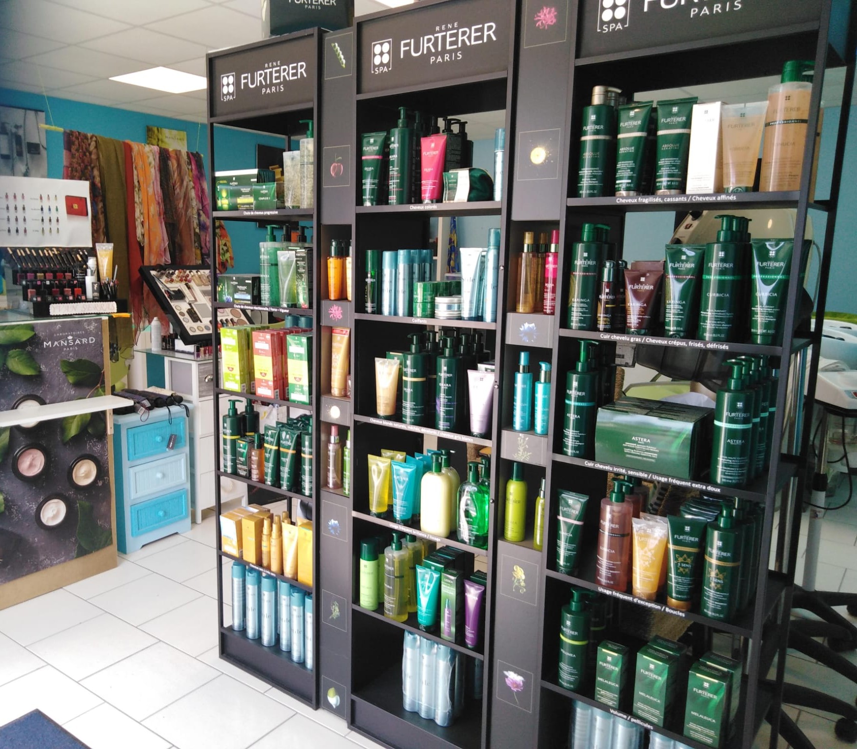 Installé depuis 2007,  j'ai développé ce salon de coiffure avec une belle clientèle mixte qui aujourd'hui, a une bonne réputation et des clients fidèles.

Situé dans un local de plus de 52 m2, le salon dispose de l'équipement nécessaire pour être repris de suite. Un parking est également à disposition des clients, une place est également prévu pour le propriétaire.
Des commerces sont idéalement situé aux alentours.

Idéal pour être tenu par 1 à 2 personnes, la stabilité actuelle de la clientèle permet de reprendre avec une certaine sérénité.

Au cœur d'un village dynamique et entouré d'autres village en constante évolution il est possible de continuer et même développer ce bel établissement.