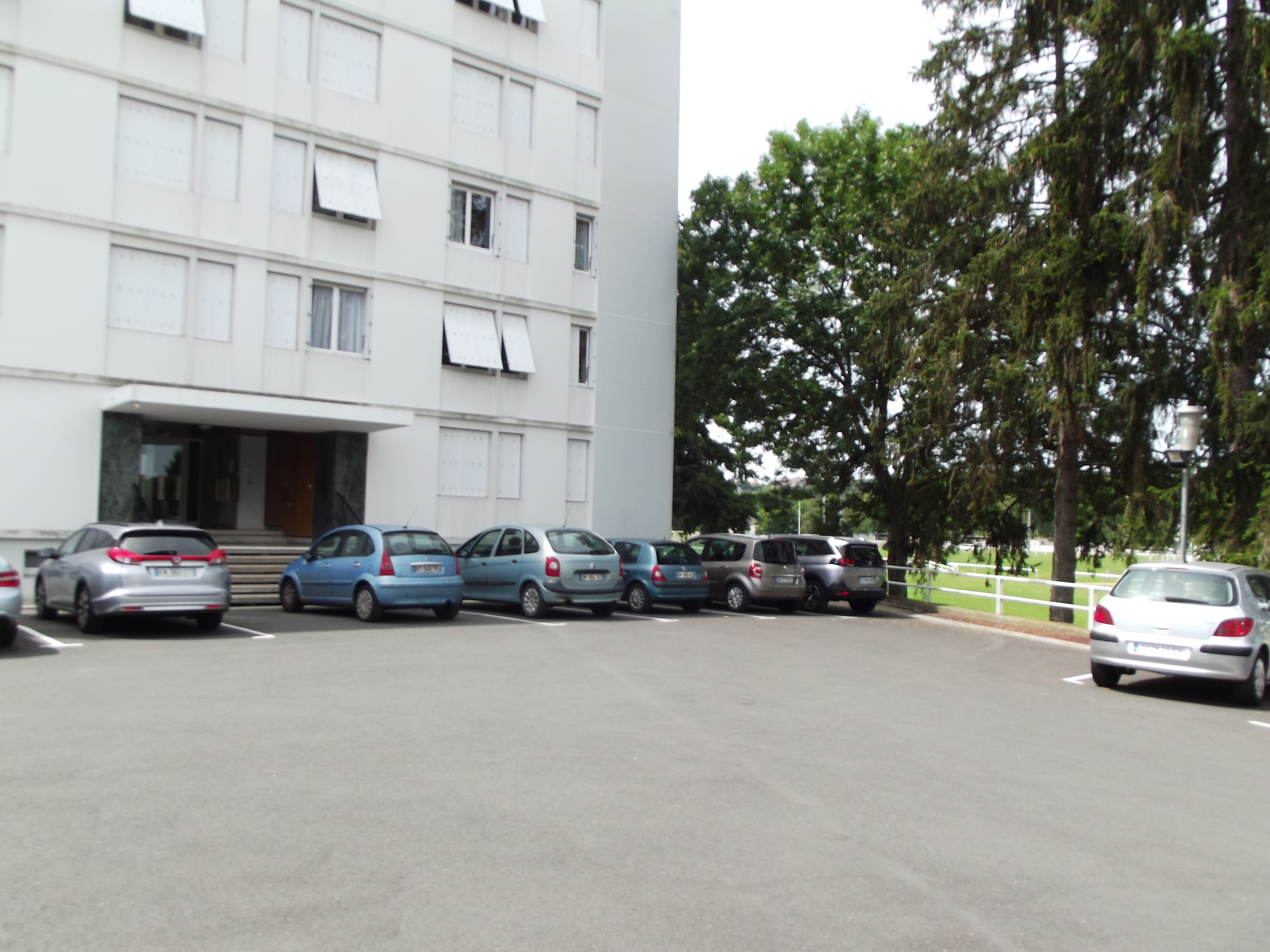 cède patientèle infirmière
bon chiffre d'affaire,
travail 1 semaine sur 2 en collaboration avec un autre infirmier.
cabinet  tenue26 ans
soins varié dans petite ville de 35000 habitants
congés assurés
n'hésiter pas à laisser un message téléphonique