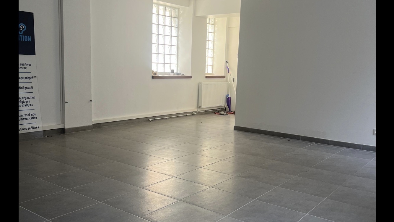 À VENDRE – LOCAL COMMERCIAL DE
77 m2 À MOUY (60250)
129 000€ net vendeur. 
Frais notarial à la charge de l’acquéreur. 
Idéalement situé en plein cœur de Mouy, ce local commercial de 77 m² bénéficie d’un emplacement stratégique sur une rue passante, offrant une forte visibilité et un accès facile à pied, en bus ou en voiture.
📍 Emplacement
En centre-ville, à proximité immédiate des commerces
Gare de Mouy à seulement 10 minutes à pied
Parkings publics à proximité
🏢 Description du bien
Entrée par SAS
Grande pièce principale de 55 m² lumineuse et modulable
Bureau / pièce technique de 12 m²
Remise de 6 m²
WC 4 m²
✅ Les atouts du local
En excellent état, prêt à l’emploi
Volet métallique électrique
Accès PMR (personnes à mobilité réduite)
Climatisation. 
Conforme ERP type N – 5ᵉ catégorie
Sortie de secours. 
Bail tous commerces.