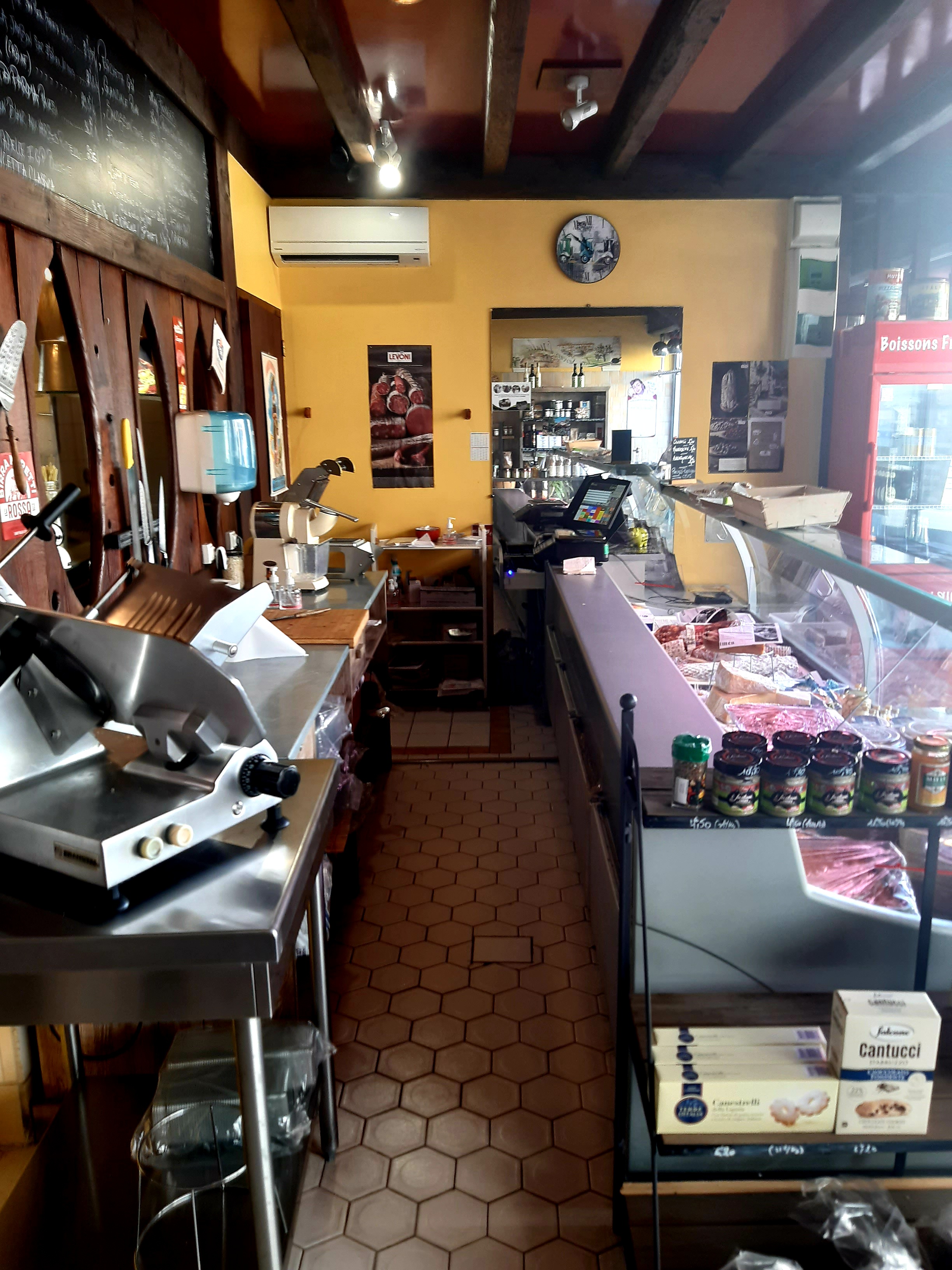 VEND FOND DE COMMERCE

93000€<CA<103000€
Ouvert depuis 12 ans en épicerie italienne ( jambon fromage plats à emporter cave à vin alcool glaces traiteur...)
Ancienne boucherie chevaline de renom durant au moins 40 ans avant...

Vend car nouveau projet

CA à développer fortement en revoyant les horaires car...Fermée le samedi après midi et dimanche et lundi
Et fermée 18h30 ...

VEND AVEC TOUT LE MATERIEL A L'INTÉRIEUR PRET A TRAVAILLER ! 

- Rangements et tables inox
-2 micro onde 
-1cellule de refroidissement professionnelle 
-2 pianos fours 5 feux pour l'un et 4 plaques pour l'autre 
-lave vaisselle 
-double évier pro pour plonge 
-robot pâtisserie 
-machine à pâtes fraîches professionnelle capacité 8kg de semoule farine
-cookeo
-2 frigo inox dont une de 2m
-frigo a boisson vitrine
-2 congélateurs 1 top 1 tiroir

⚠️⚠️Une vitrine réfrigérée longueur 3m !!! Pour y mettre plats, charcuterie, fromages........
Avec 4 rangements réfrigérés côté vendeur

- 1 trancheuse pro
- 1 thermocelleuse pro
-1 machine à râpée le fromage
-1 petit frigo vitrine pour glaces

Plus petit électroménager...mixeur plongeur, mixeur à légumes, chauffe soupe pro, machine à café..

Plus tous mes plats, cocottes, casseroles, poêles, ustensiles de cuisine.

Fond de commerce d'environ 70m2

Équipé d'une double chambre froide HS mais qui sert de réserve 

WC et petite réserve en plus

Rue passante commune de 6000 habitants

Climatisation

GROS AVANTAGE PRET A TRAVAILLER DE SUITE CLÉ EN MAIN!