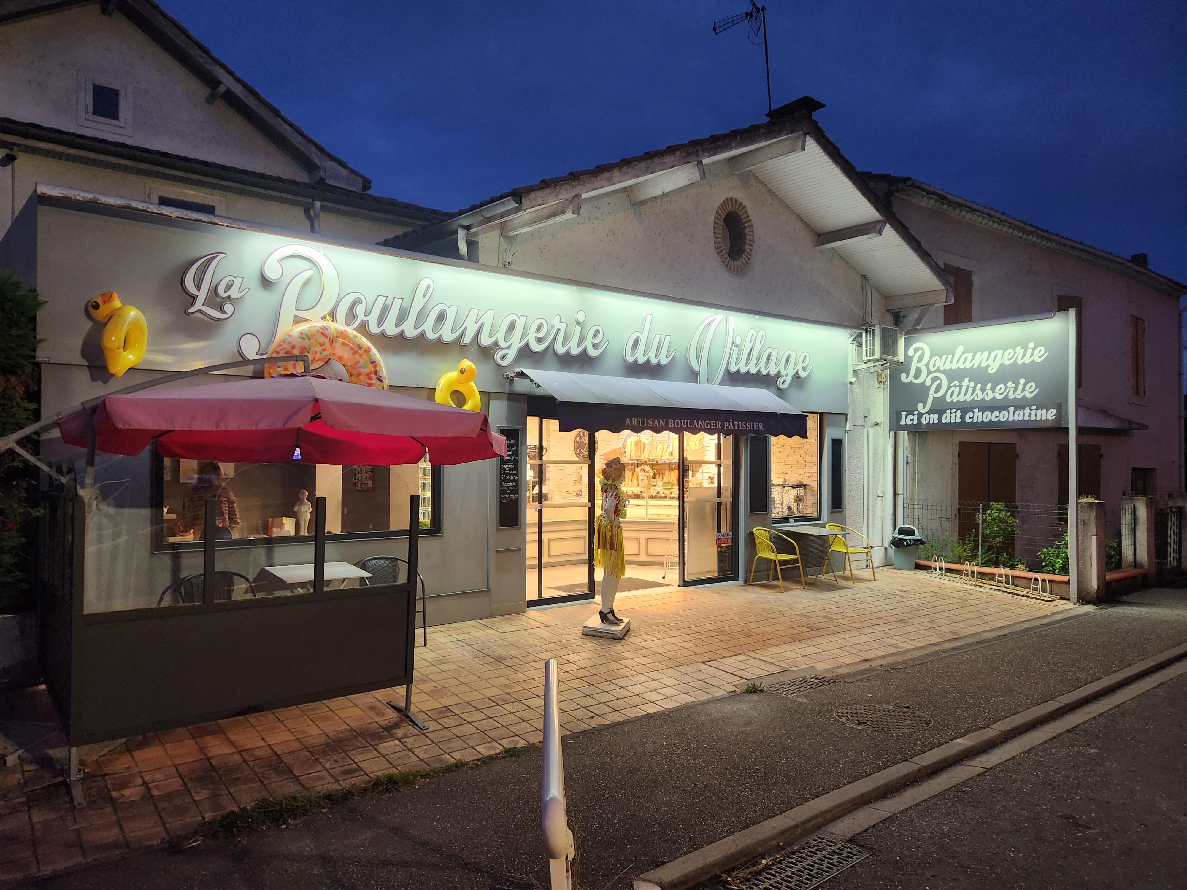 A vendre fonds de commerce Boulangerie Pâtisserie.
Située dans le centre bourg d'une petite commune de 1500 habitants, école, poste, infirmiers, bus, sur un axe routier très passant en direction de Bordeaux, Agen est situé à 7 kilomètres.
Une grande facilité pour stationner avec des places situées de chaque côté de la voie.
Pas de tournée, pas de concurrence, une clientèle fidèle et régulière, du village et des alentours, nous sommes un commerce de proximité qui est apprécié par nos clients.
Cette boulangerie vous offrira tout l'espace de travail dans un grand local agréable et lumineux de 300 m2, magasin et salon de thé 60 m2.
Le fournil est séparé du laboratoire pâtisserie, le matériel est en bon état et révisé régulièrement.
Le CA, 402000€, est en constant augmentation.
Le loyer est de 1300€ TTC pour l'ensemble logement compris.
N'hésitez pas à me contacter pour plus de renseignement.