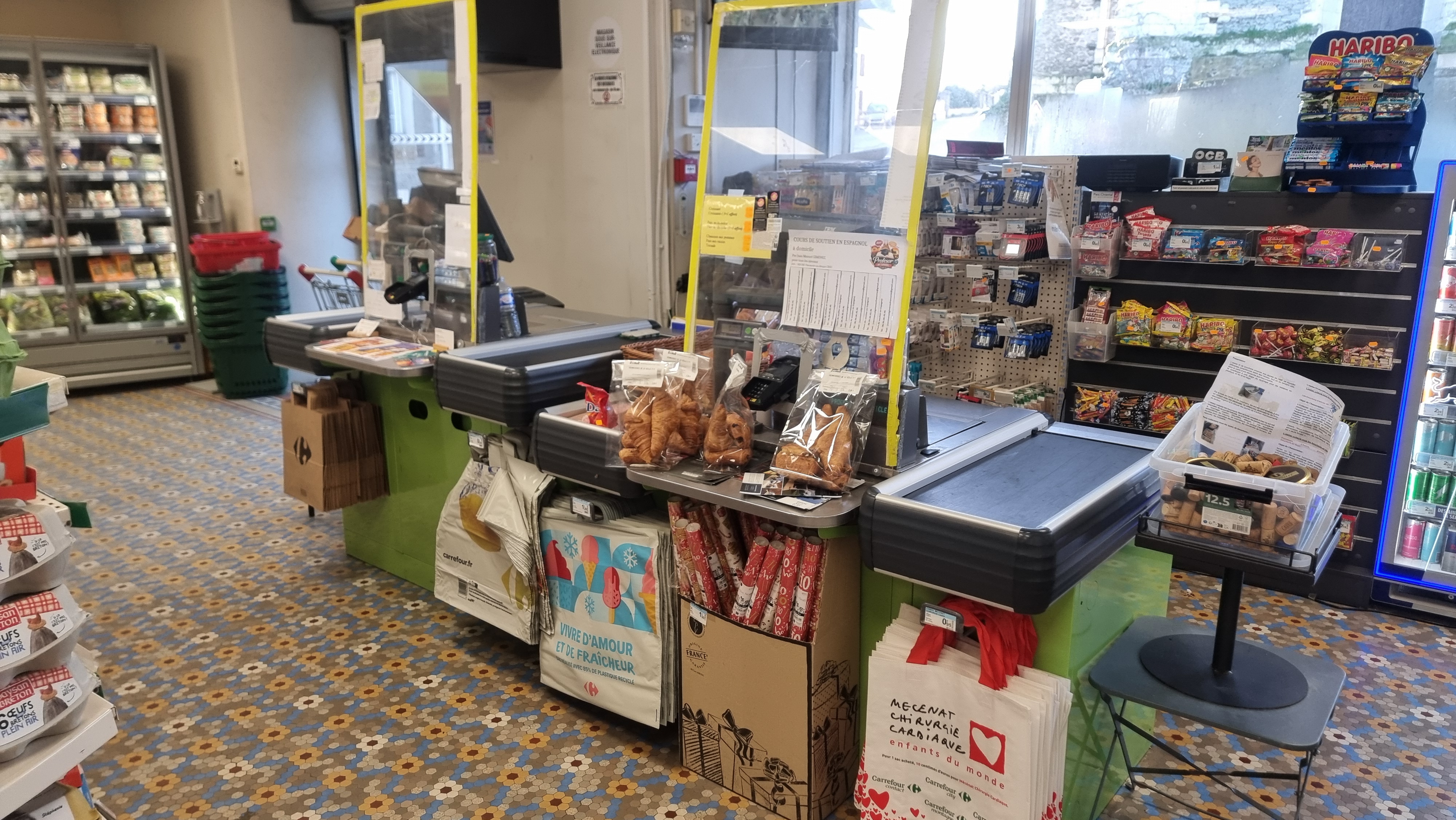 Vends  fond de commerce Alimentation, supérette  8 à  huit
De 156m carré  sous franchise Carrefour
160000 euros ..
Magasin rural ....pas de concurrence directe
Passage Carrefour Express prévue avec les nouveaux acquéreurs 
...nous arrêtons après 24 ans d'activités pour des problèmes  de santé