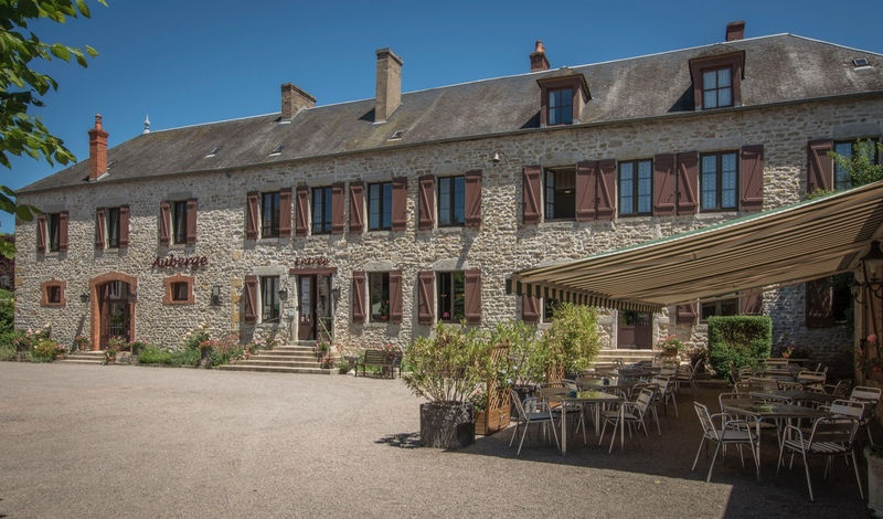 Bienvenue à l'Hôtel de France, une charmante auberge imprégnée d'histoire et de charme. Niché à proximité du célèbre Canal du Nivernais, cet établissement offre un cadre propice à la détente pour les visiteurs. Imposant et impressionnant, l'hôtel dispose d'une capacité d'accueil de 60 couverts avec une cuisine entièrement équipée en inox, prête à satisfaire les talents culinaires les plus exigeants.

DESCRIPTION DES MURS

L'Hôtel de France propose :
14 chambres et 11 salles de bains pour un hébergement confortable et authentique.
Des combles partiellement aménagés, offrant des possibilités de transformation en loft ou appartement.
Une magnifique cave voûtée.
Une salle de réception exceptionnelle, polyvalente pour des soirées dansantes ou événements festifs, idéale pour organiser mariages, réceptions ou événements corporatifs.
Une terrasse accueillante et une cour spacieuse pouvant accueillir jusqu'à 15 véhicules.

PRESENTATION DU VILLAGE

L'Hôtel de France est implanté au centre de Chatillon en Bazois, un village riche en histoire et en charme, situé à proximité du Canal du Nivernais. Ce cadre enchanteur attire une clientèle fidèle de locaux et de voyageurs du monde entier.

A proximité, vous trouverez à Chatillon en Bazois et Alluy (2 km) tous les services de proximité nécessaires :

-Des professionnels de santé et une pharmacie.
-Commerces (grande surface, supérette, boulangerie, boucherie, cafés-restaurants, bar-tabac-presse, magasin de bricolage, coiffeurs, garages auto/moto, …)
-Services (banques, assurances, agence postale, cabinets comptables, notaire, taxis, artisans, agence immobilière, cabinet vétérinaire)
-Ecoles, centre social, garderie, CCAS, une maison de la Petite Enfance, école de musique
-Réseau associatif diversifié
-Médiathèque
-Port de plaisance
-Canal du Nivernais

CONTACT AGENCE CAPI FRANCE
N'hésitez pas à contacter Richard AUCOIN pour plus de renseignements :
Par téléphone : 06.68.74.64.84
Par mail : richard.aucoin@capifrance.fr