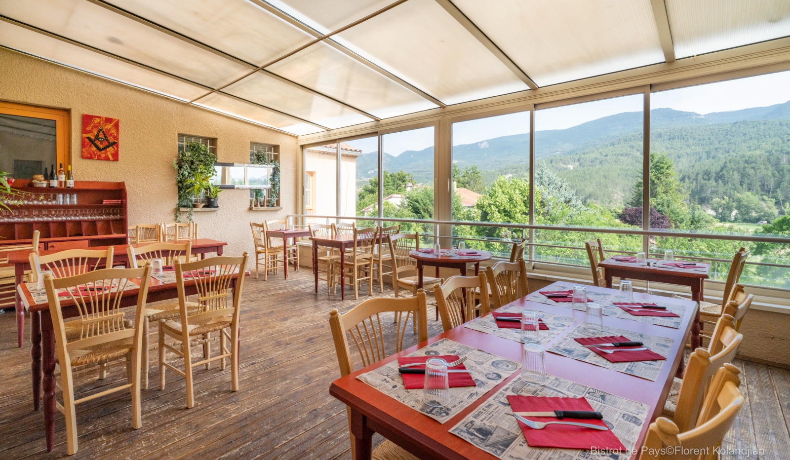 La commune de Barret sur Méouge – 05300, village de 200 habitants, situé à  la sortie des Gorges de la Méouge, à 30 minutes de la ville de Sisteron, recherche gérant(e)s pour son auberge communale.
L’établissement très récent, qui bénéficie du label Bistrot de Pays, comprend un bar, une salle de restauration avec terrasse et baies vitrées (environ 30 couverts), ainsi qu’une grande salle de restauration de 75 couverts utilisable sur demande, 7 chambres d’hôtel, une terrasse plein air équipée d’une cuisine snack de 30 à 40 couverts, un appartement de fonction T3 (possibilité T4), un parking privé, le tout dans un cadre naturel et touristique.
Montant du loyer : 1885€ TTC/ mois plus charges 120€ TTC.
L’établissement est disponible au 1er décembre 2025.
Vous êtes qualifié et expérimenté en restauration et souhaitez vous investir dans un projet articulé sur la convivialité et la valorisation des produits locaux, adressez au plus vite votre candidature :
CV + Lettre de motivation à la mairie de Barret sur Méouge, place du village – 05300 Barret sur Méouge.
