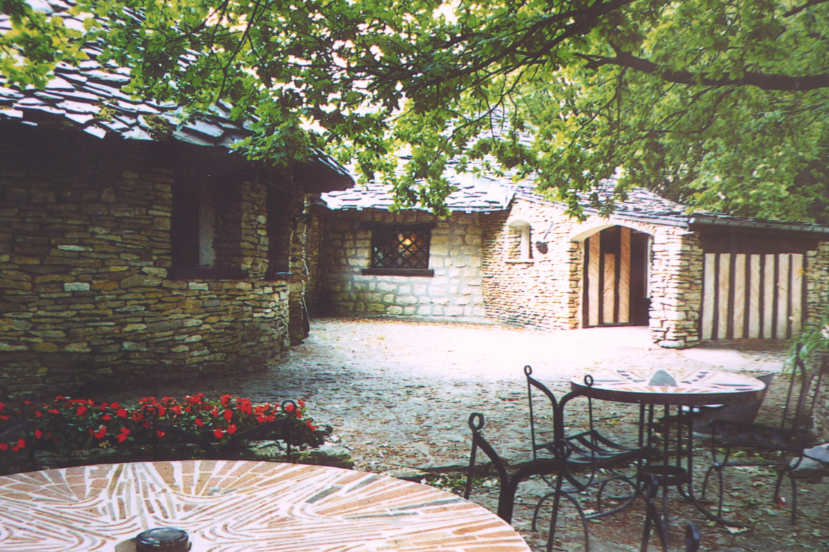 Vend hôtel restaurant à 12 km de Verdun ( Meuse ) 2 étoiles
Calme et sérénité de la campagne, logis de France

14 chambres chacune avec une âme différente, avec balcon et balconnet,dont une avec accès handicap ( groupe de 30 pers. )
Deux chambres familiales avec mezzanine et petit salon
Norme de sécurité en vigueur

Une salle restaurant en forme ronde, 70 couverts, une grande cheminée en pierre des champs ( cochon à la broche ) mobilier en chêne massif. Décor unique, rustique et confortable.
Une autre salle de restaurant dans une ancienne étable, 30 places.

 Une terrasse ombragée par trois gros chêne. parc d'agrément arboré ou sillonne un mini-golf, parking privé, aire de camping-car 30 places, aire de jeu de plein air. Une grange pour atelier et dépôt

Appartement de fonction cinq pièces dont un petit loft, une cheminée,terrasse et balcon privé, grandes baies double vitrage

Surface totale propriété : un hectare: