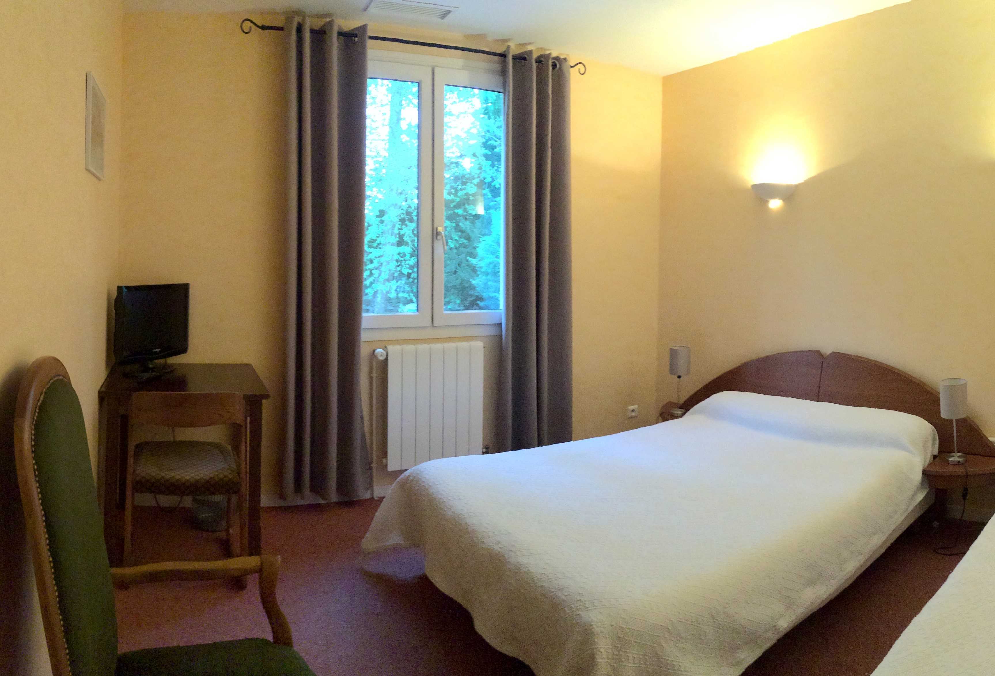 A FONGAUFFIER 24170 SAGELAT,
20 pièces environ 500m² 
Murs et fonds de commerce. Au cœur d'un charmant village du Périgord noir, au pied d'un des plus beaux villages de France, Belvès.
Situé prés d’un cours d’eau La Nauze, proche d'une filature, cette ancienne auberge vous accueille pour vous faire déguster les produits locaux.
Belle clientèle d'habitués et touristes de passage.
La salle propose 70 couverts et une terrasse 60 couverts.
Cuisine, locaux professionnels et outils de travail en excellent état.
Licence IV. Murs et Fond de Commerce.
La partie hôtellerie *** dispose  6 chambres et leurs sanitaires pour les randonneurs du Chemin de Compostelle et autres touristes.
Un appartement  comprenant trois chambres un grand salon/ salle de repas/cuisine
Un ancien petit bar pouvant être restauré à votre goût.
Situé prés d’un grand parc avec le ruisseau La Nauze et un parking communal.
En vente pour cause de départ à la retraite.