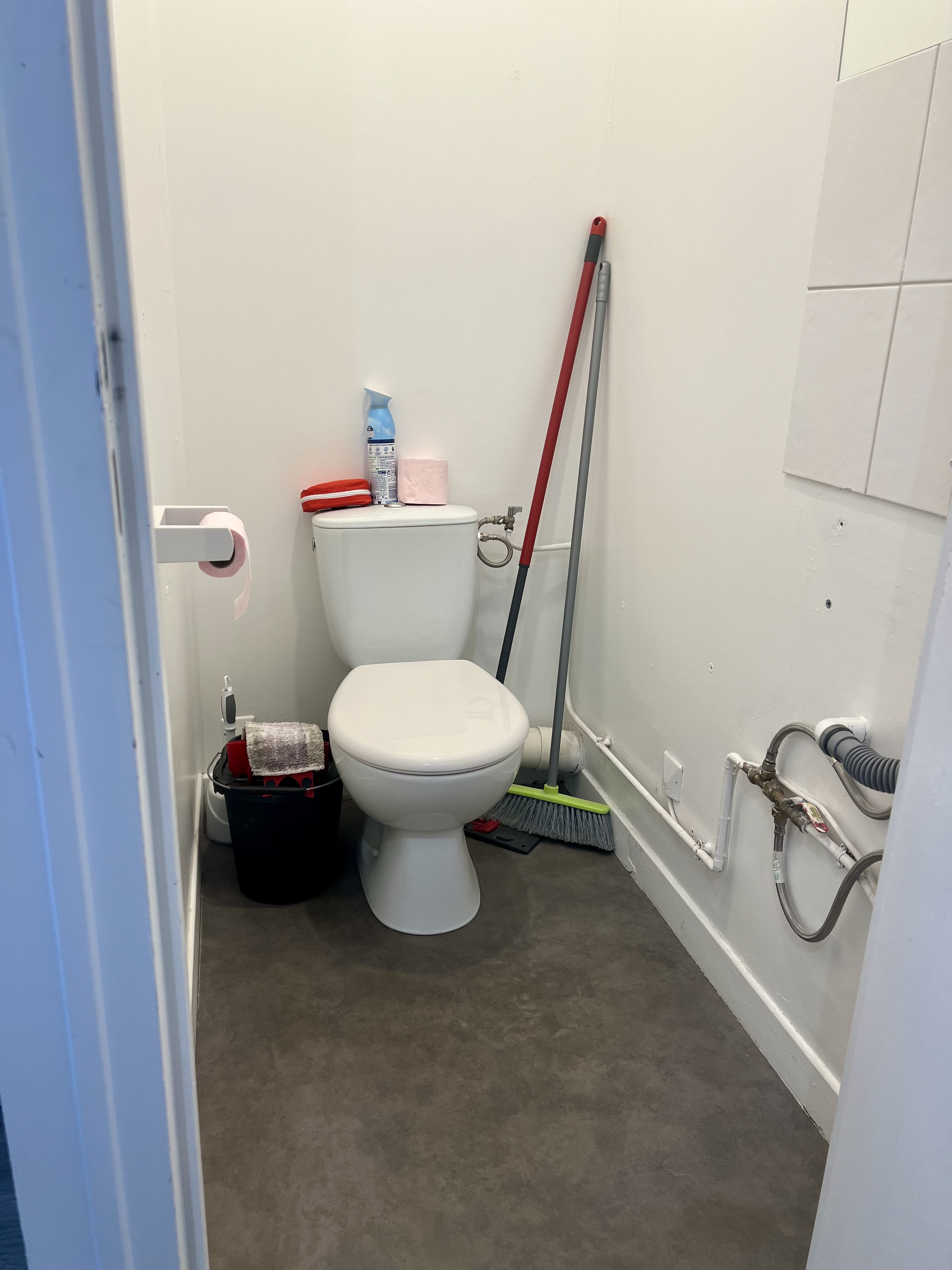 A vendre institut de beauté & onglerie « Fleur de soi » à Toury (28310)
Institut de beauté et onglerie Fleur de soi, créé en septembre 2021, situé en plein centre de Toury (28310), à proximité des commerces et avec stationnement facile. Local lumineux et chaleureux, parfaitement entretenu, idéal pour poursuivre l’activité.
Institut complet proposant :
•	Soins esthétiques, beauté de mains et des pieds, prothésie ongulaire, épilations, soins visage et corps
•	Clientèle locale, fidèle et régulière, développée depuis plus de 4 ans
•	Excellente réputation et forte visibilité dans le secteur
L’institut est vendu entièrement équipé avec un ensemble de matériel et de stock d’une valeur estimée à 12500€, comprenant notamment :
•	Tables et postes manucures
•	Fauteuils, appareils esthétiques, mobilier, décoration
•	Matériel professionnel et produits en stock
Aucuns travaux à prévoir, possibilité de reprise immédiate.
Données économiques :
•	Chiffre d’affaires moyen (2022-2024) envrion 43000 HT / an
•	Bail commercial transmissible (local en location, bail signé jusqu’en 2031)
•	Fonds de commerce vendu 45000€ matériel et stock inclus
Motif de la cession : déménagement.

Accompagnement possible pour la reprise : présentation de la clientèle, fournisseurs, logiciels et organisation interne.
Premier contact par message via la plateforme. Dossier comptable et informations complémentaires disponibles pour acheteur sérieux après premiers échanges.