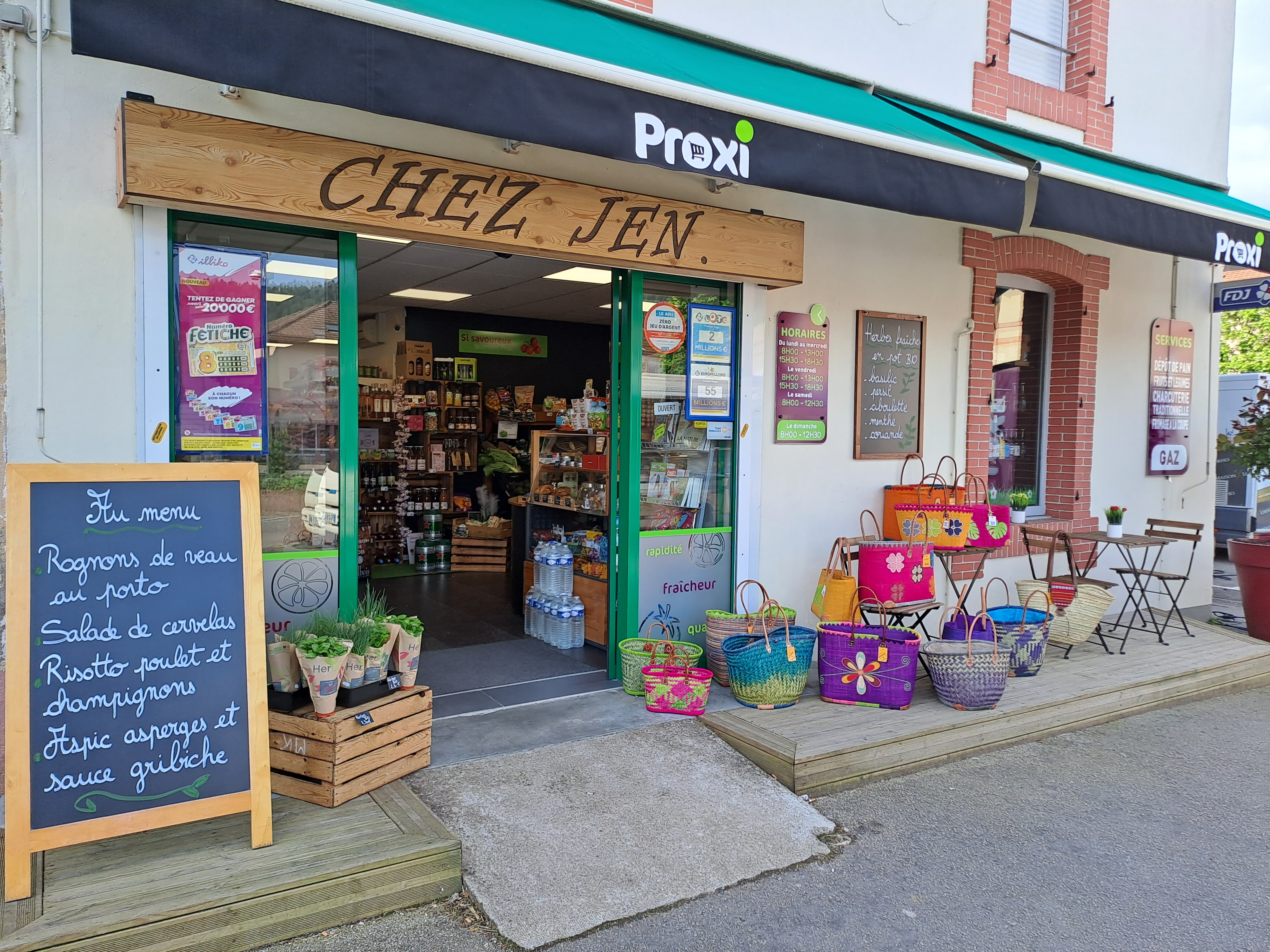 Fonds de commerce d'alimentation générale sous enseigne PROXI (Carrefour), refait à neuf en 2020.

Située sur la place du village, proche de tous les autres commerces et disposant de nombreuse places de stationnement gratuite juste devant. Ce point de vente bénéficie d'un emplacement numéro 1 sur la commune d'Etival Clairefontaine.

Ce magasin de 86 m2, est composé d'un belle surface de vente moderne climatisé avec porte automatique et système de vidéosurveillance, de son rayon traiteur avec vitrine réfrigérée charcuterie et fromage à la coupe, petite terrasse.

D'une cuisine équipée de 2 chambres froides, d'un congélateur d'une rôtissoire, de sanitaire et d'un bureau avec zone de stockage le tout dans un état neuf.

Outre les produits classiques proposés dans une supérette PROXI, les services proposés en plus sont :
Française des jeux, gaz, produits locaux, poulets fermiers rôti le dimanche, machine à café et location de tireuses à bières.

Le CA est en perpétuelle augmentation d'année en année et offre encore une belle marge de progression en augmentent l'amplitude d'ouverture, actuellement ouvert 40 heures par semaine sur 47 semaines.
L'installation d'un point relais colis, serait également possible.

Le loyer mensuel est de 500€.