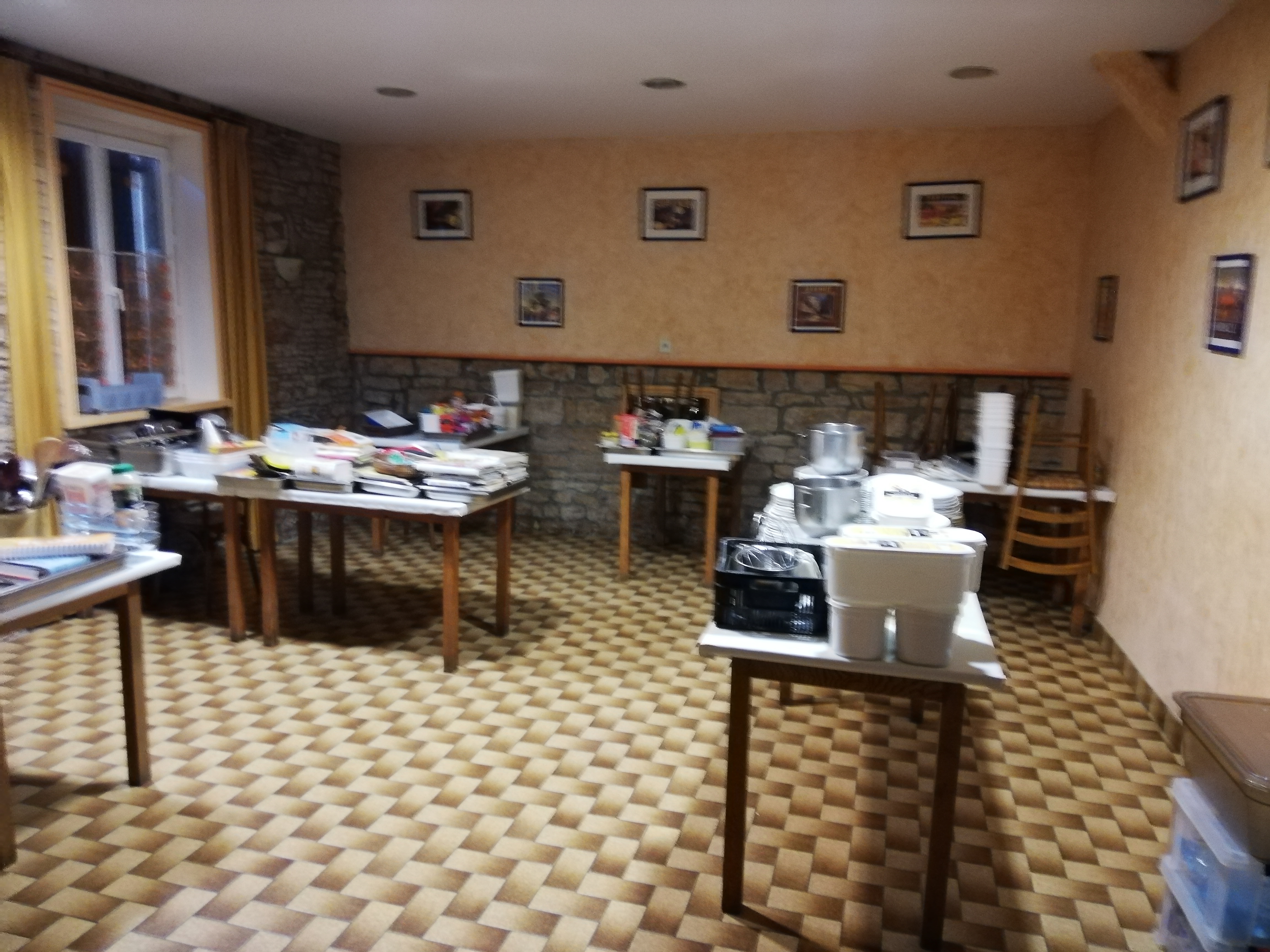 Cause départ en retraite vend bar restaurant ouvrier 50 couverts /jour.
250000 €chiffre affaire
Bonne rentabilité
1 salle restaurant 90 places
1 salle restaurant 20 places
1 terrasse 25 places
1 salle de bar
1 cuisine
1 cellier avec frigos
1 cave
Convient à un couple
Libre début 2026
A 15 mn au nord de Mâcon
Entrée autoroute A40 a 5mn