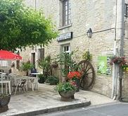 A vendre fond de commerce restaurant pizzeria bar, dans un village très touristique au nord du département du Lot et Garonne, limitrophe Dordogne et Gironde, par son château, ses vins et son écrivaine Marguerite Duras. Très belle emplacement au milieu du village.