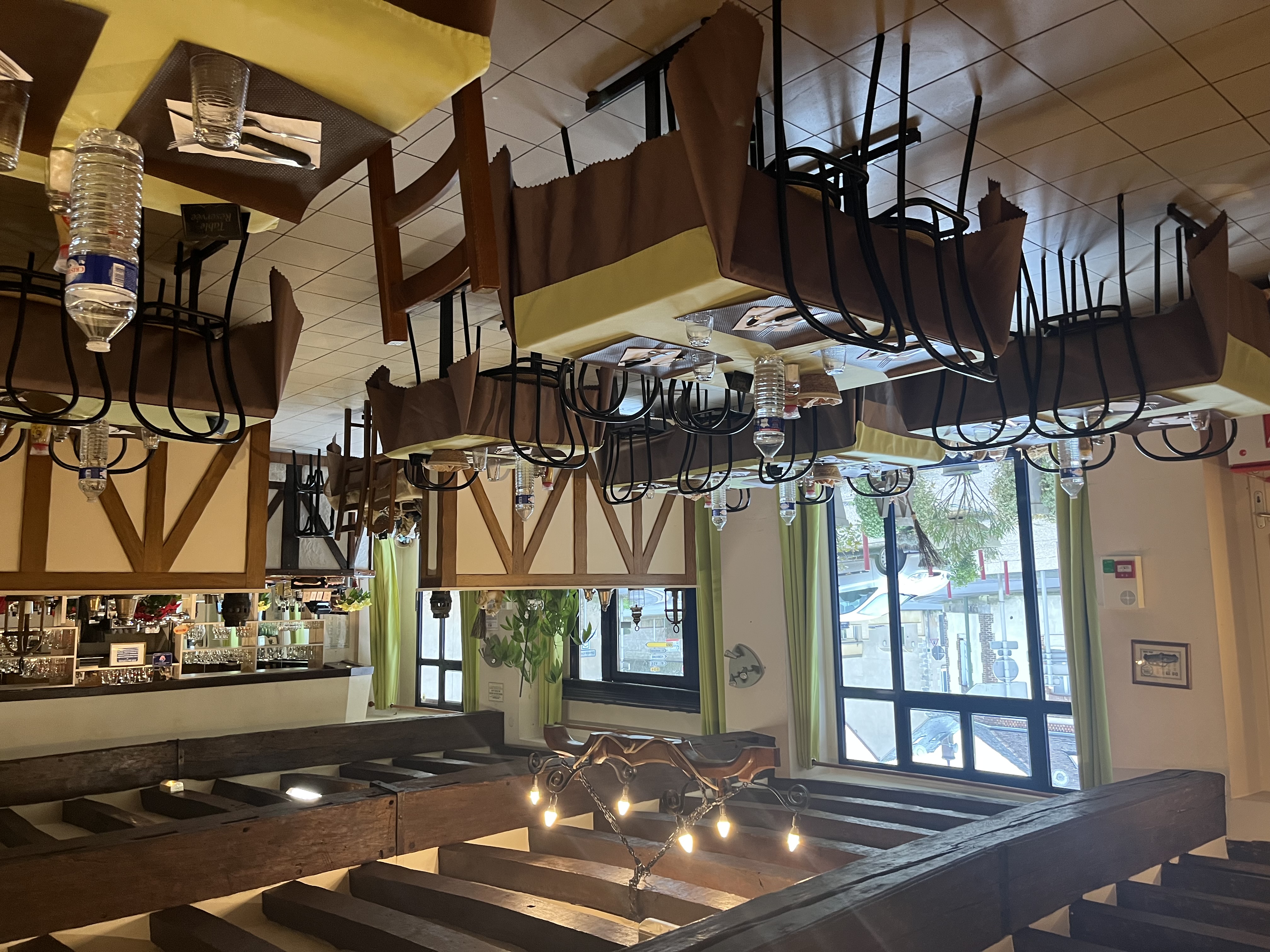 À vendre cause retraite proche Vendome sur l axe Le Mans-Orleans bar restaurant licenceIV
Actuellement exploité du lundi au vendredi midi à développer le soir et week-ends.
40 places en intérieur plus 20 places en terrasse 
Loyer de 523€ pour les murs appartenant à la communauté de communes du vendomois ( possibilité d accompagnement à la reprise par la communauté) possibilité de logement au dessus.
Locaux et matériels aux normes et entretenu prêt à travailler 
Idéal pour couple de professionnels