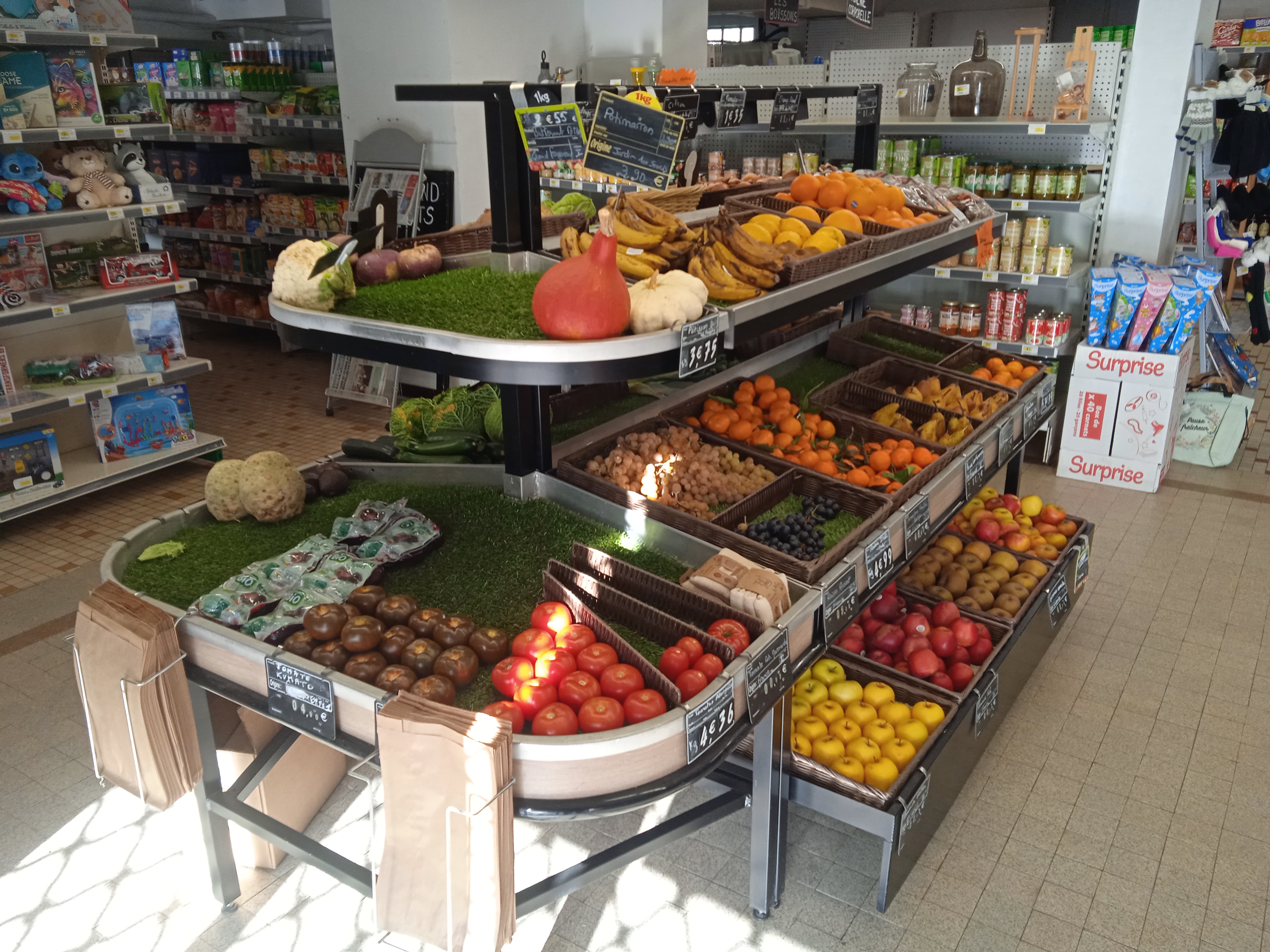 supérette de proximité située nord Loire-Atlantique, à mi-chemin entre Nantes et Rennes, plus de 70 ans d'existence.
Clientèle fidèle et régulière, nombreuses associations.
Potentiel de développement avec la construction d'un lotissement à 50m du magasin pour juin 2026.

Surface de vente de 150m2, 100m2 de réserves, garage et nombreuses dépendances.
Equipement complet et en bon état, pas d'investissement à prévoir.
Appartement de 140m2, 3 chambres, bureau, salle à manger, salon,  cuisine etc... plein sud.
Affaire idéale pour une première installation ou couple, actuellement l'effectif se compose du gérant et d'une employée à mi-temps.
Le prix de vente ne comprend pas le stock.
Frais de notaire à la charge de l'acheteur.
Bail 3,6,9 ans en cours.

Aucun renseignement par mail.
Contact par téléphone pour rendez-vous.