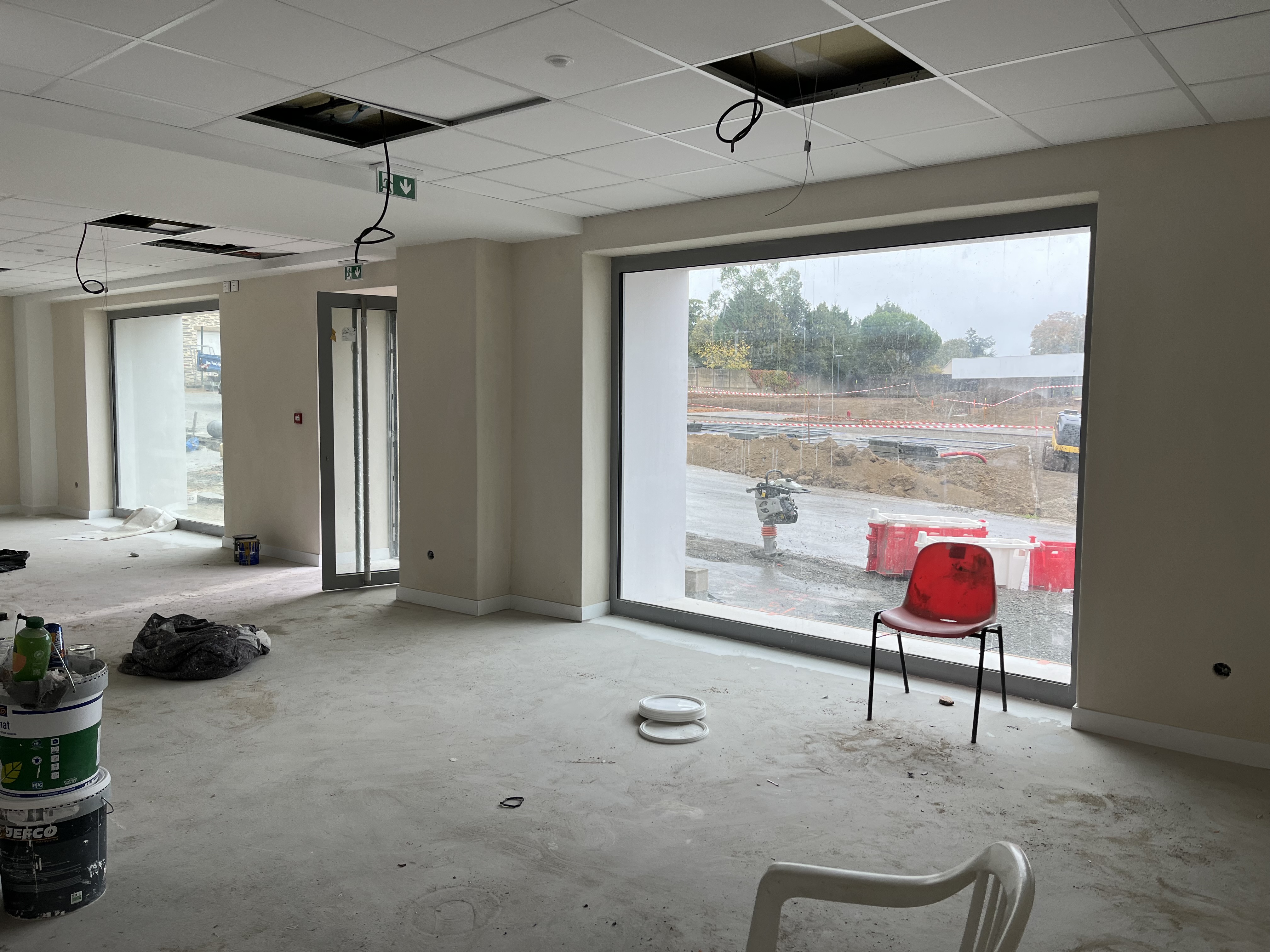 La mairie de Pipriac propose à la location un local commercial récemment réhabilité, situé au 14, rue Duguesclin, dans les murs de l’ancienne boulangerie.

Ce local commercial d’environ 80 m², bénéficie d’un emplacement stratégique, entre la place de Verdun et le futur parvis de l’Îlot de la Minoterie, en pleine transformation urbaine.

La surface de vente de 58 m² est complétée par des sanitaires accessibles aux personnes à mobilité réduite (4 m²) ainsi qu’une réserve de près de 11 m².
Le local sera livré pré-équipé : devanture, doublage, faux plafond, sanitaires, réserve et tableau électrique sont déjà prévus. Un accès PMR est assuré via une rampe sur rue. La capacité maximale d’accueil est de 19 personnes en raison d’un accès unique.

Certaines restrictions s’appliquent : les commerces de restauration sont exclus, en raison de l’absence de système de hotte, et les activités générant un flux important de marchandises sont à éviter, compte tenu de la configuration des accès.

Le loyer mensuel est fixé à 600 € HT.