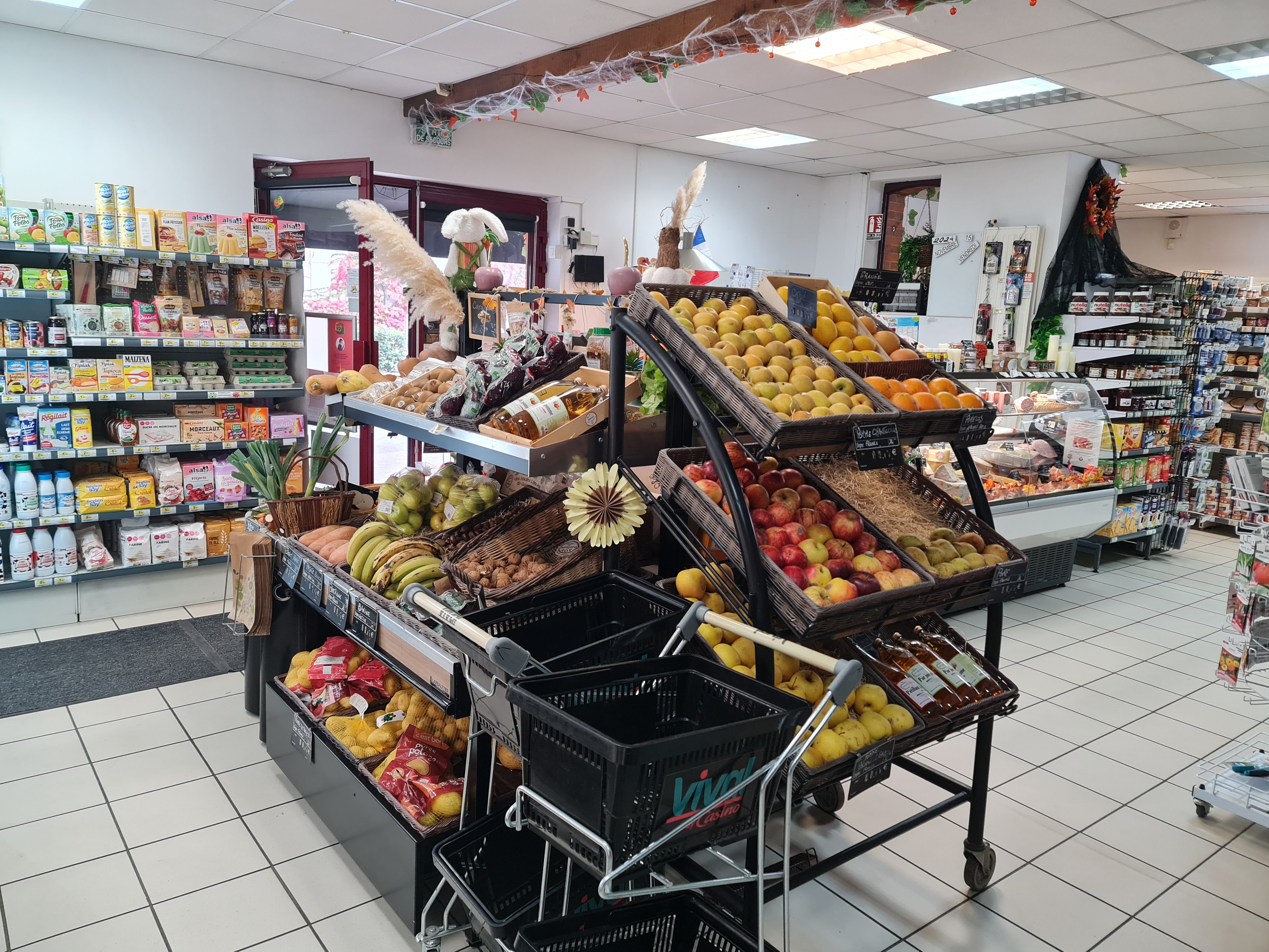 Possibilité de reprendre un commerce alimentaire de 67m² de surface de vente, situé idéalement sur un axe très passant et commerçant d’un village localisé entre Moulins (03) et Bourbon-Lancy (71). 
Situé dans commune dynamique et paisible ; avec de nombreux commerces complémentaires, une Poste, une maison médicale, une école, une crèche, une maison de retraite, une Mairie et des associations qui participent grandement à l’activité du magasin.

En bordure d’une route nationale, avec beaucoup de passage, des résidences secondaires et à proximité du grand parc animalier du PAL, vous n'aurez qu'à exercer votre métier de commerçant alimentaire dans un magasin propre, clé en main pour développer le CA et proposer à votre clientèle de nombreux services (livraisons à domicile, dépôt de pain le lundi et pendant les congés du boulanger, rôtissoire, pressing, rayon coupe avec fromage, charcuterie, traiteur, viande sous vide ; épicerie fine et produits locaux).

Dernier CA : 299 000 € TTC 
Loyer mensuel : 1020 € / mois avec logement inclus sur place.
Vente du fonds de commerce : 85 000 €.
Apport requis : 30K€ minimum (dans les 110K€ de financement total).

Magasin propre, pas de gros travaux à prévoir, clientèle très fidèle, logement spacieux et agréable sur place (160m²) inclus dans le petit loyer de 1020€ /mois et un grand parking à disposition.

Prenez contact avec nous dès aujourd’hui afin d’avoir plus de détails concernant ce point de vente coup de cœur du Nord du département de l’Allier.