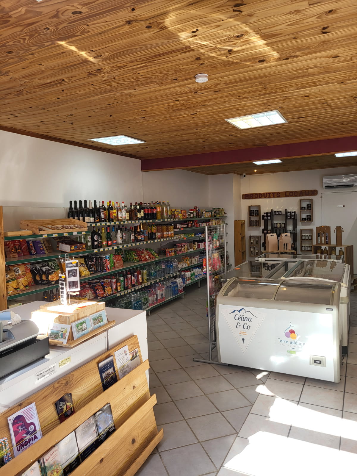 Description
Fond de commerce épicerie alimentaire
Surface de vente environ 90m2
Surface de la réserve environ 110m2
Produits locaux
Machine à glace GRANITA
Dépôt de pain
Articles de plage
Loyer actuel 300E
Logement non fourni
Travail pour une personne
Ouvert toute l'année
Située dans un village touristique avec 3
campings et des chambres d'hôtes. Piste
cyclable touristique "dolce via", plage
artificielle, kayak, acrobranche...