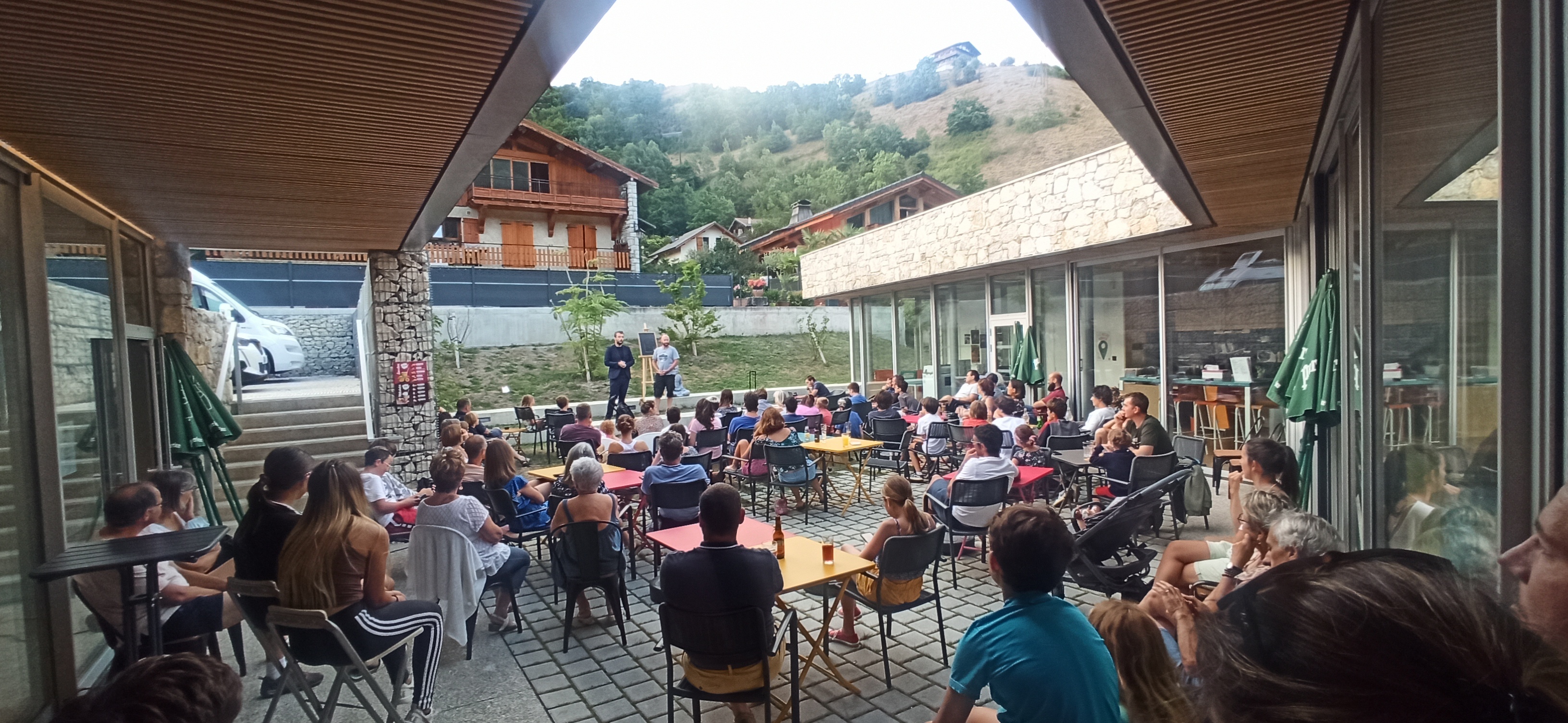 Bar Resto Epicerie situé à Bellentre sur la commune de la Plagne Tarentaise.
Bonne situation sur la N90 et sur le GR5, à proximité des stations de la Plagne - Les Arcs (domaine Paradiski).
Création en 2022. Vente du fond de commerce pour raisons de santé.