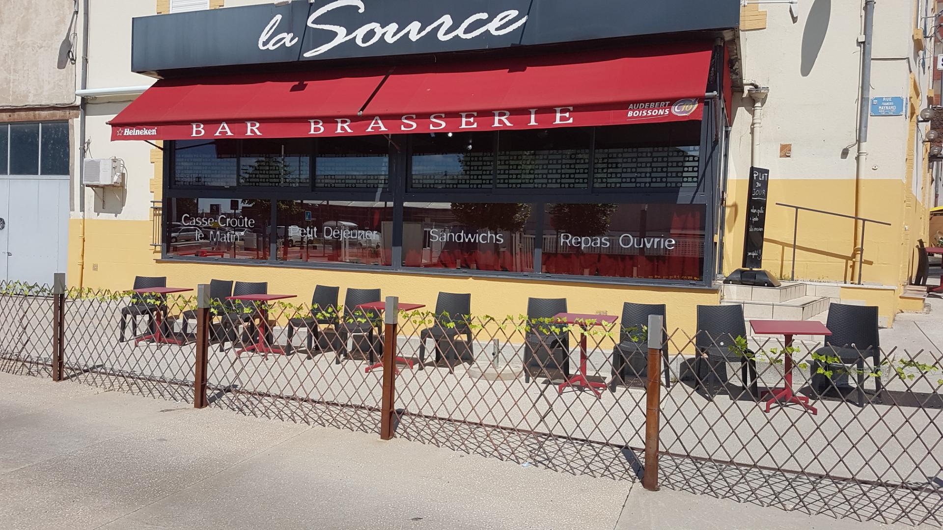 Emplacement n° 1 bénéficiant d'un flux piéton massif et constant .
Cette affaire de jour idéalement placée, représente une opportunité rare sur le marché grâce à son potentiel de développement immédiat.
Les atouts :
Capacité : 75 couverts en salle + une terrasse interieure de 40 couverts.
Actuellement fermé le soir et le dimanche idéal repreneur cherchant un équilibre vie perso/pro.
Cession cause retraite .CA 2015 de 150ke pouvant facilement etre augmenté car , actuellement,le bar ferme apres le service du midi.
la terrasse exterieure est en cours d'extension afin d'avoir une superficie 3 fois superieure. le bail comprend un appartement au 1er etage (loyer 890 euros fdc et appartement).
pour toutes questions contacter au 06.11.10.28.84
