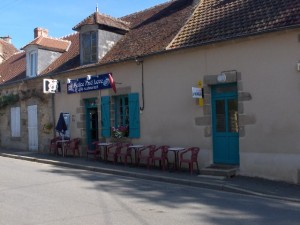 La commune de Nouziers située dans le nord du département de la Creuse, recherche des candidats pour son Bar Restaurant.
D'autres services sont également développés dans ce lieu : débit de tabac, jeux de la Française des Jeux.
La municipalité met à disposition le local, la licence IV ainsi que le matériel nécessaire à l'activité, moyennant un loyer mensuel de 540 euros TTC.
L'établissement est entièrement aux normes.
Renseignements auprès de la mairie de Nouziers.