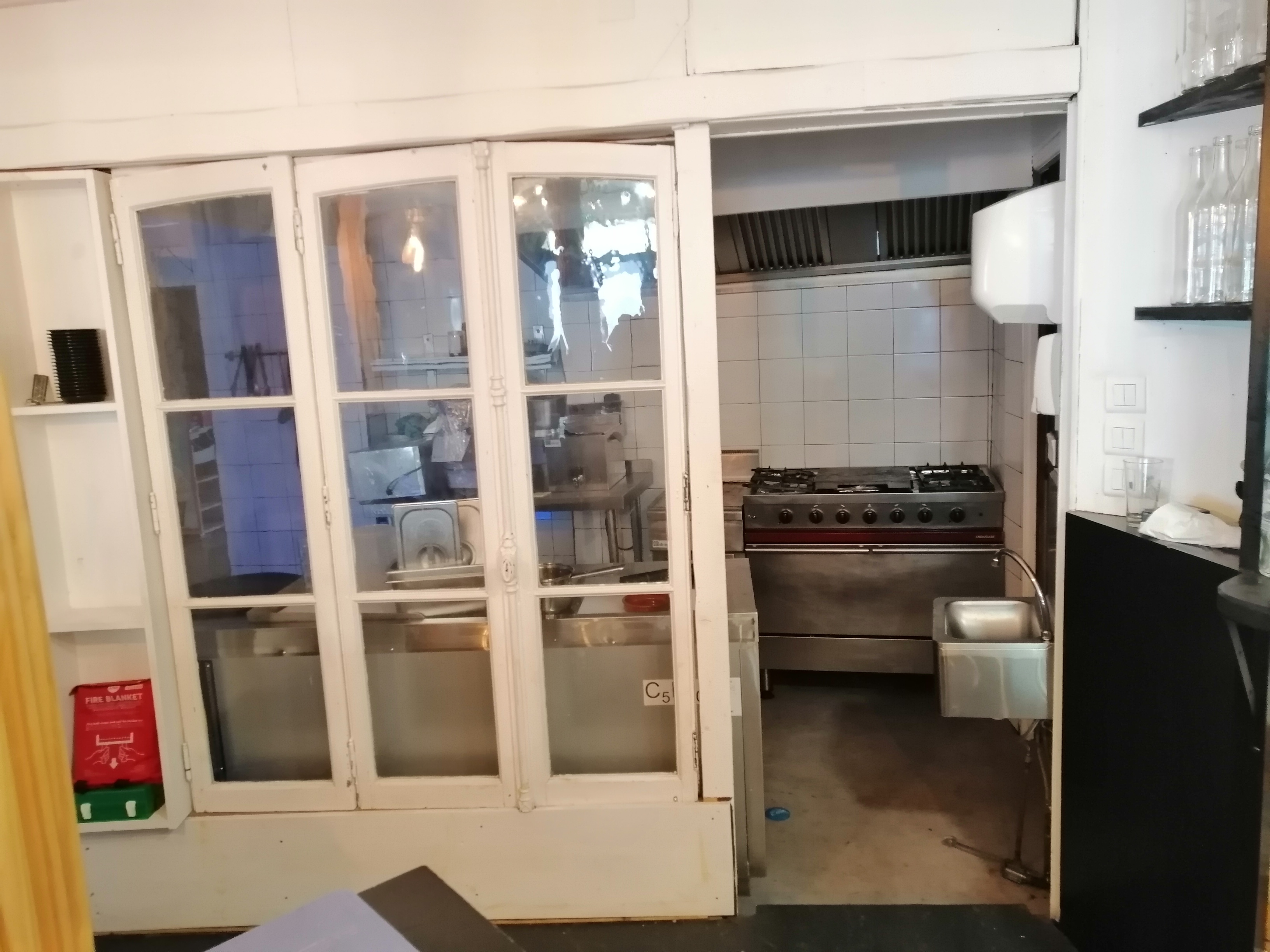 Immeuble à usage commercial et d'habitation à vendre.
Au cœur de Viella, village gersois de 540 habitants, l'immeuble est composé d'une surface commerciale de plus de 200m2, d'un appartement de 100m2 et de greniers à aménager de 200m2.
L'immeuble a été exploité en café restaurant et en pizzeria, il y a peu de concurrence aux alentours et les Viellanais ont hâte de retrouver leur café restaurant de façon pérenne.
Le village propose toutes les commodités (école, épicerie, tabac, coiffeurs, professionnels de santé) et n'attend plus qu'un couple dynamique pour faire revivre ce lieu d'échanges et de partages.