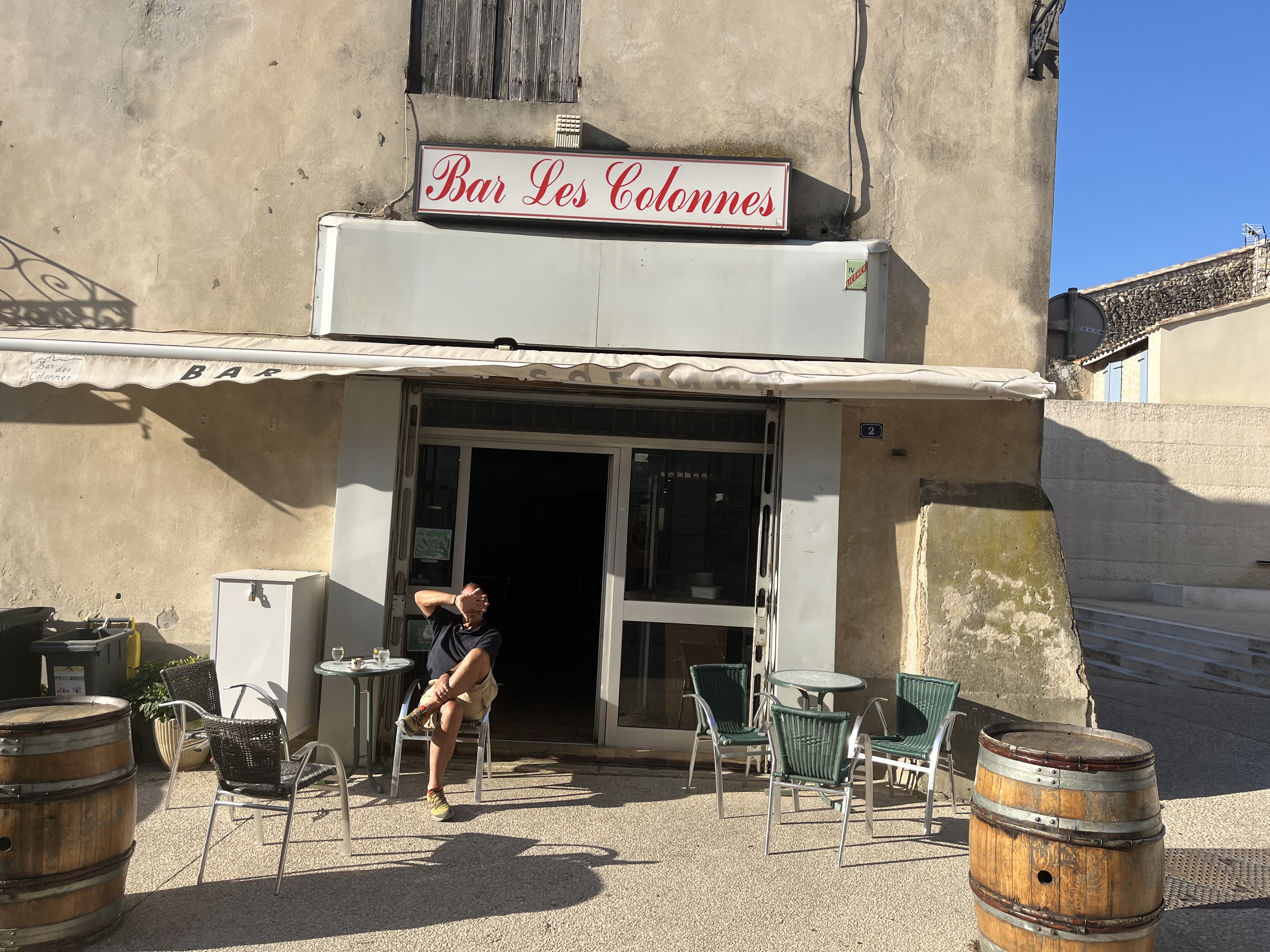 A vendre BAR Licence IV avec dépos de pain, environ 80M2 PLUS CAVE, loyer 518 E/MOIS seulement. 
Idéalement situé, 
15 min d'AVIGNON, 20 MIN DE NIMES,  25 MIN ARLES.
Bel opportunité pour un couple ou professionnel.
me contacter pour infos et visites.