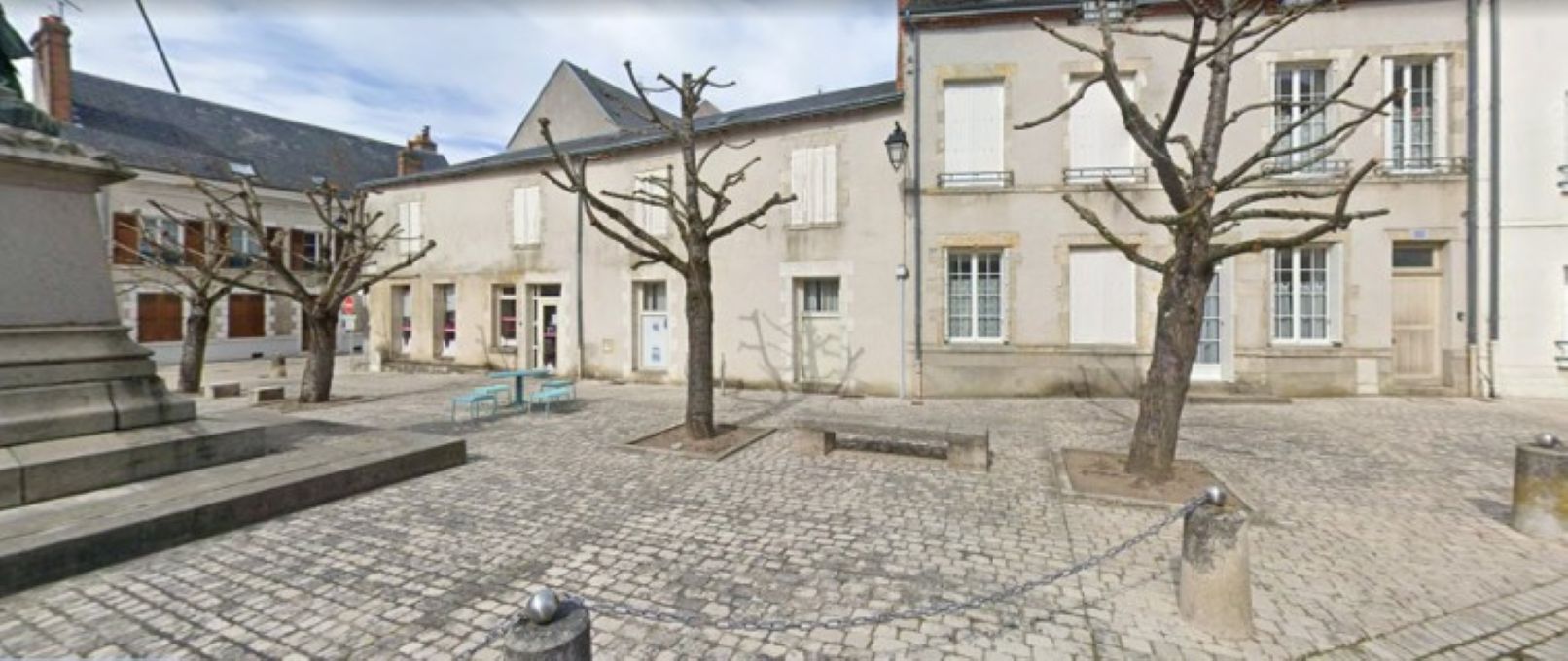 À céder, fonds de commerce de restauration légère, brunch et salon de thé bénéficiant d’un emplacement privilégié sur une place commerçante dynamique du centre-ville de Jargeau.
L’établissement propose une offre appréciée de petits-déjeuners, brunchs, déjeuners et pauses gourmandes. Son concept est complété par l’organisation d’événements, d’ateliers, de privatisations ainsi que par la mise à disposition d’un espace coworking, créant un véritable lieu de vie convivial et chaleureux.
Situé à seulement 100 mètres du parcours de la Loire à Vélo, l’établissement bénéficie d’une clientèle fidèle composée d’habitants, d’actifs, de professionnels et de visiteurs de passage.
La qualité de l’accueil et des prestations est reconnue, comme en témoigne son excellente note Google de 4,9/5. L’établissement bénéficie d’une belle visibilité extérieure grâce à sa présence dans le Petit Futé 2026, sa référence au Gault & Millau et l’obtention du label Accueil Vélo, particulièrement pertinent compte tenu de sa proximité immédiate avec l’itinéraire de la Loire à Vélo.
Le local développe une surface d’environ 90 m² et dispose de 26 places assises en intérieur ainsi que d’une terrasse de 16 couverts. Sa belle vitrine lui assure une excellente visibilité depuis la place.
La cuisine professionnelle ouverte est entièrement équipée et adaptée à l’activité actuelle. Le local ne dispose pas d’extraction. La décoration, le mobilier et les équipements sont récents, permettant une reprise immédiate sans investissement complémentaire majeur.
L’établissement bénéficie par ailleurs d’un loyer particulièrement maîtrisé de 800 € par mois, constituant un réel atout pour la rentabilité de l’exploitation.
Cette affaire clé en main conviendra aussi bien à un professionnel de la restauration qu’à un porteur de projet en reconversion souhaitant reprendre un concept actuel, déjà installé et reconnu localement.
Chiffre d’affaires : 114 000 €
Loyer : 800 € / mois
Prix du fonds : 70 000 € hors stock
