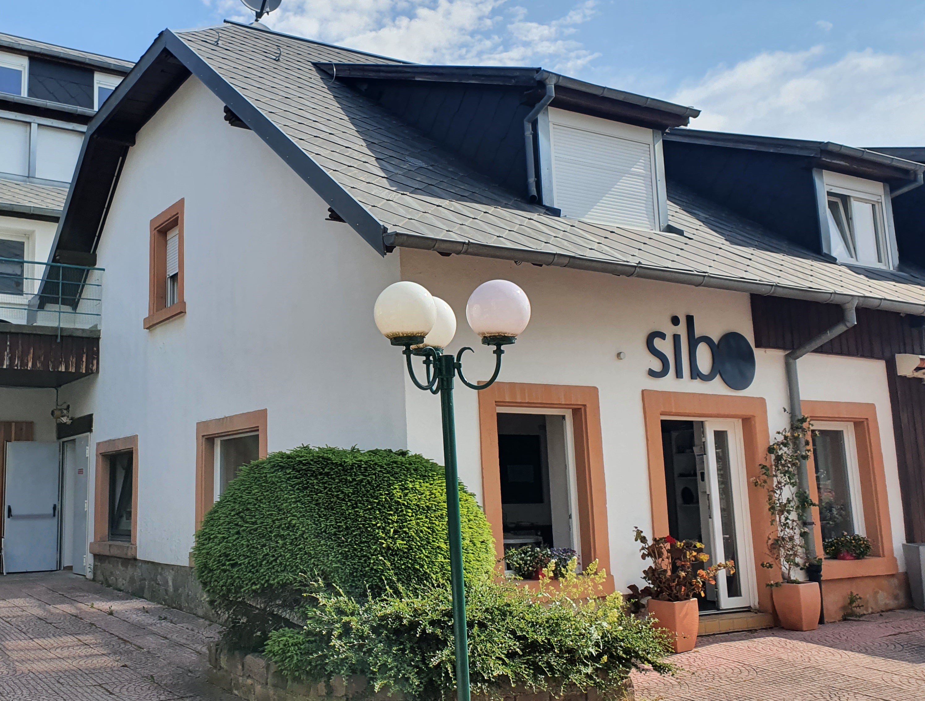 Plein centre, local professionnel ou commercial de 53m², en plain-pied, 
2 pièces, 4 vitrines, 1 WC lave-mains, chauffage électrique individuel.
Libre de suite. Loyer de 530€ mensuel.