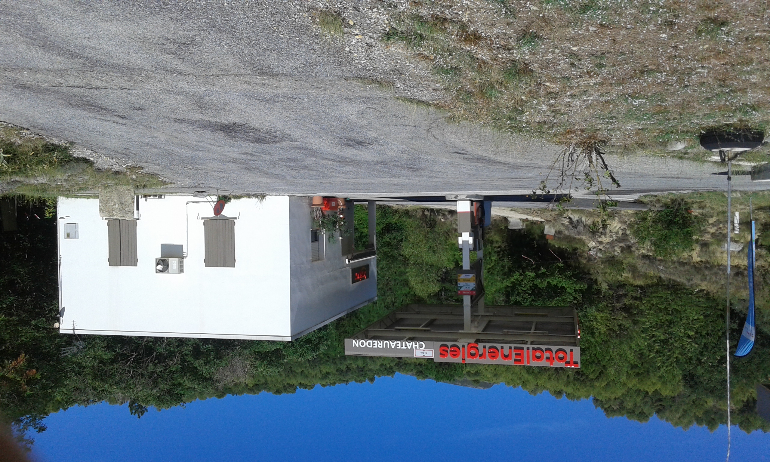 Idéalement située en bordure de la RN85, la célèbre route Napoléon, cette station service bénéficie d'une visibilité exceptionnelle et d'n accès facile pour les automobilistes. 
Le local de 73 m² est aménagé de manière fonctionnelle, comprend les éléments suivants : 
-Un espace bureau/vente 
-Une pièce comprenant un espace cuisine, un salon et une salle à manger
-Une salle de douche avec WC
-Un garage pour le stockage et l'entretien des équipements
Ce bien est vendu sur une parcelle de terrain généreuse de 1735 m², offrant de nombreuses possibilités d'expansion ou d'aménagement personnalisé. 
La vente du fond de commerce et des murs ne pourront être dissociés. 
Que vous cherchiez à poursuivre une affaire existante ou à développer quelque chose de nouveau, cette station-service située sur une route très fréquentée, vous offre une base solide pour votre succès. Il s'agit d'une entreprise établie qui a déjà fait ses preuves et qui est prête à être reprise par un nouveau propriétaire ambitieux.