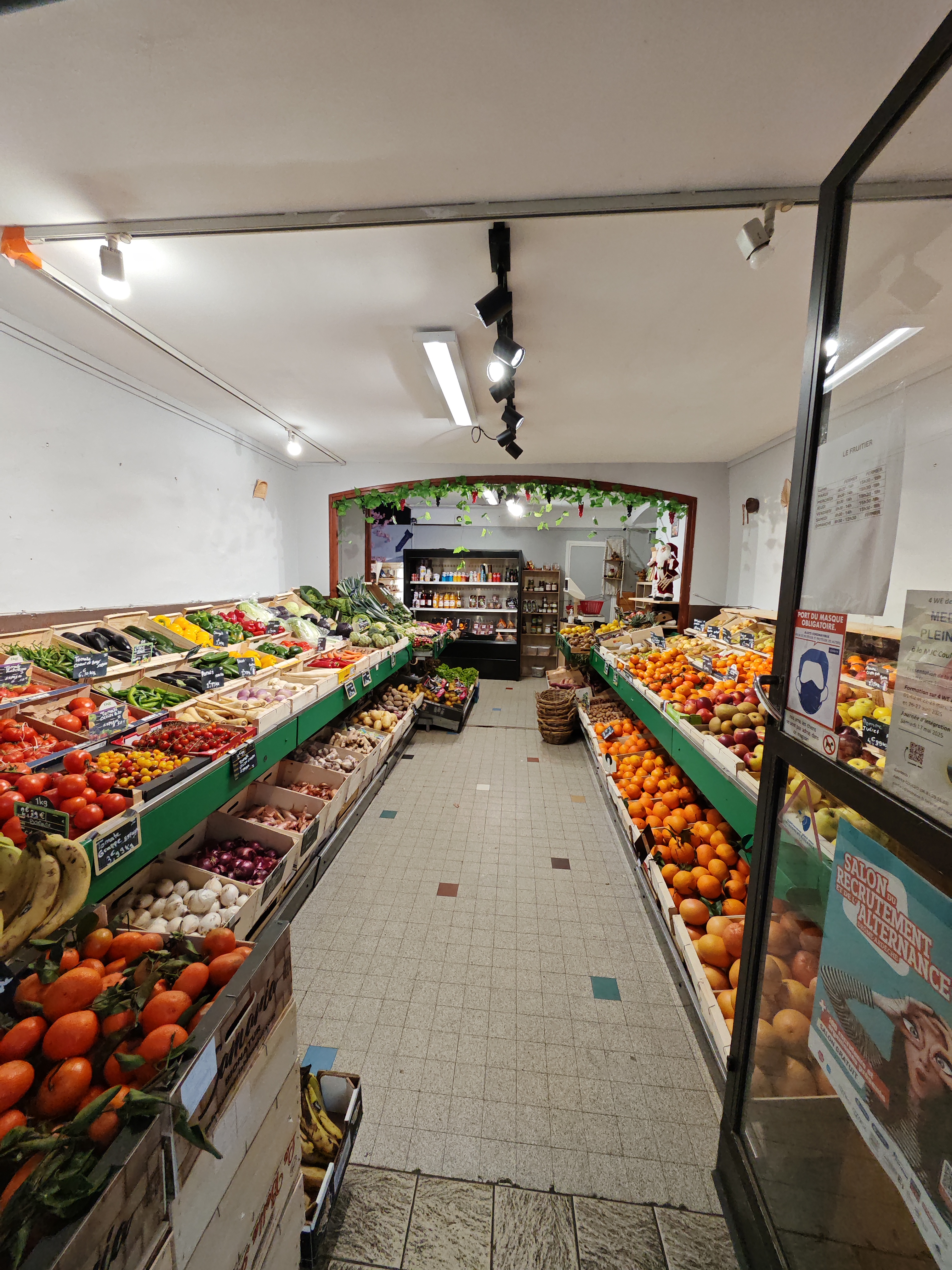 Vente fond de commerce fruit et légume et épicerie fine, le magasin se situe en plein centre-ville de privas capitale d'Ardèche. Se situe sur une axe principal et très passante. Le magasin se compose en 2 parti, l'entrée de boutique se compose les rayons fruit et légume et arrière boutique se compose les rayons épicerie . Et possibilité de faire des sandwichs à vendre en emporter car nous disposons une coins de cuisine et une table à réfrigérée et vitrine réfrigérée à libre service. 
Nous disposons une chambre froid , 3 congélateur début et 1 frigo à boisson, une balance, des rayon épicerie, des étalage. 
Les fournisseurs locaux, garantissant des produits frais et de saison.
Magasin bien agencé, prêt à fonctionner immédiatement.
Surface 79 m2
Le loyer est 600€ par mois sans augmentation avec le nouveau propriétaire et le bail est 3 6 9.
 Pour plus info n'hésitez me contacter au 0627486511