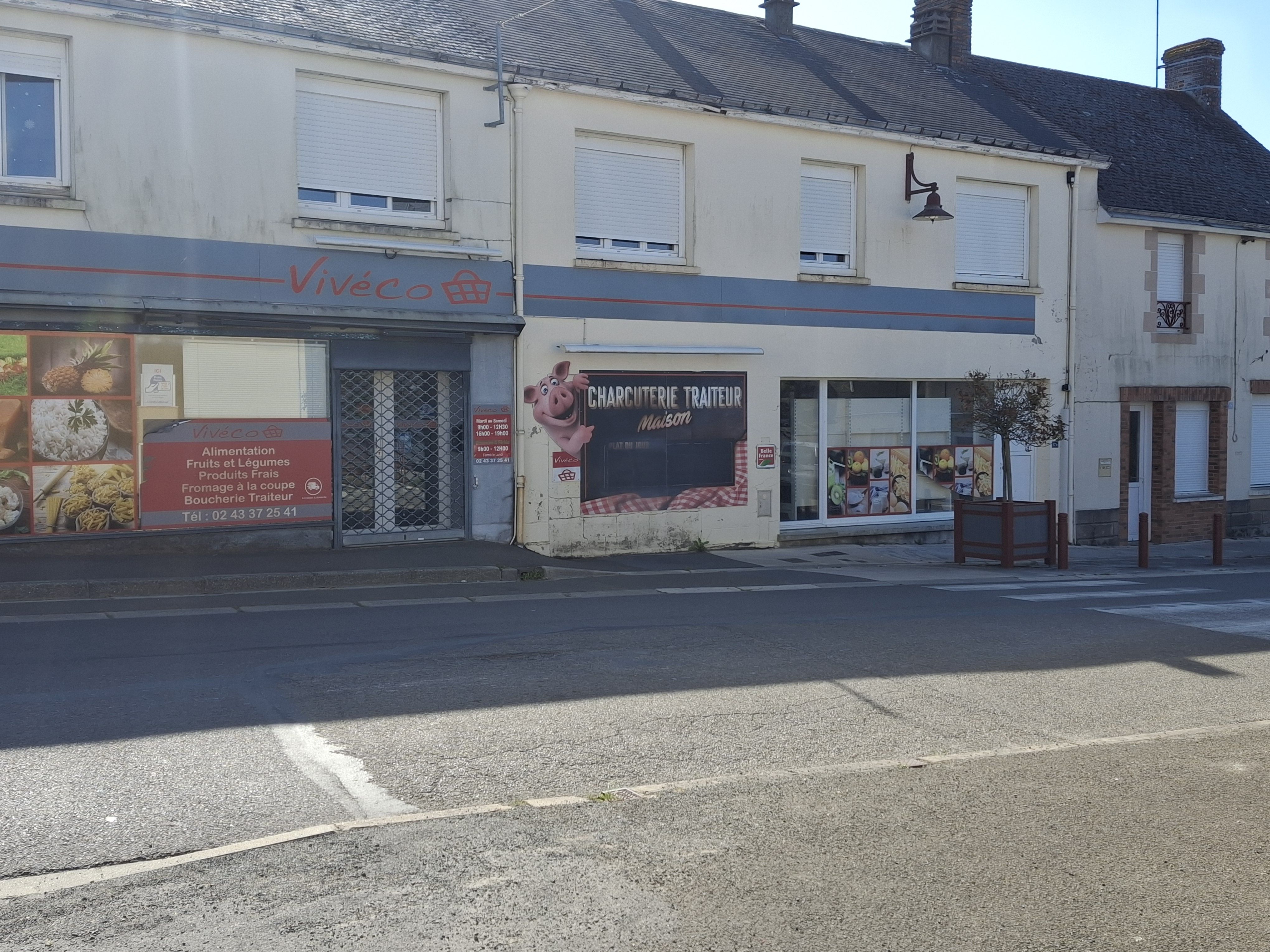 RECHERCHE CHARCUTIER-TRAITEUR
Epicerie-Bazar-Gaz attenante au Laboratoire
120m² de surface magasin climatisé (en location)
Laboratoire pour activité traiteur et charcuterie neuf et bien équipé
AFFAIRE INTERESANTE propriété de la municipalité
Dans la commune de 923 habitants à VOUTRÉ(53)

Population multi-générationnelle avec ECOLE - CANTINE - MICRO-CRECHE - CENTRE DE LOISIRS - AIRE DE CAMPING-CAR - BUREAU DE POSTE et deux pôles INDUSTRIELS, les associations sont nombreuses.
Déjà présent dans la commune:
- boulangerie pâtisserie
- bar tabac PMU
- garagiste
- cantine d'industrie
- et nombreux artisans du bâtiment

La municipalité à vraiment à cœur d'intégrer les commerçants et artisans.

Prendre contact avec la Mairie de Voutré par téléphone ou mail.

Candidatures sérieuses, motivées et pour une durée pérenne.