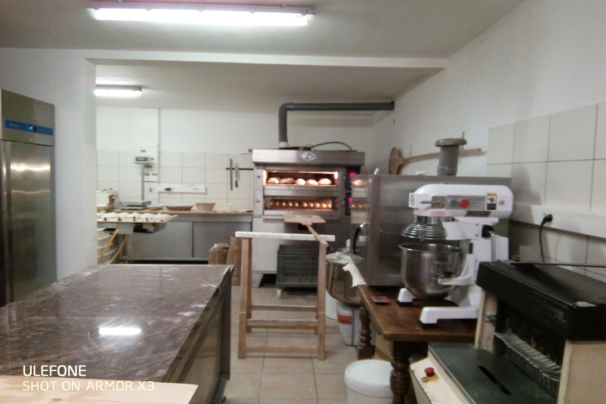 boulangerie mur et fond maison de 180 m2 avec 4 chambre 4 salle de bain boulangerie 60 m2 equipement 2014 terrain 4500n2