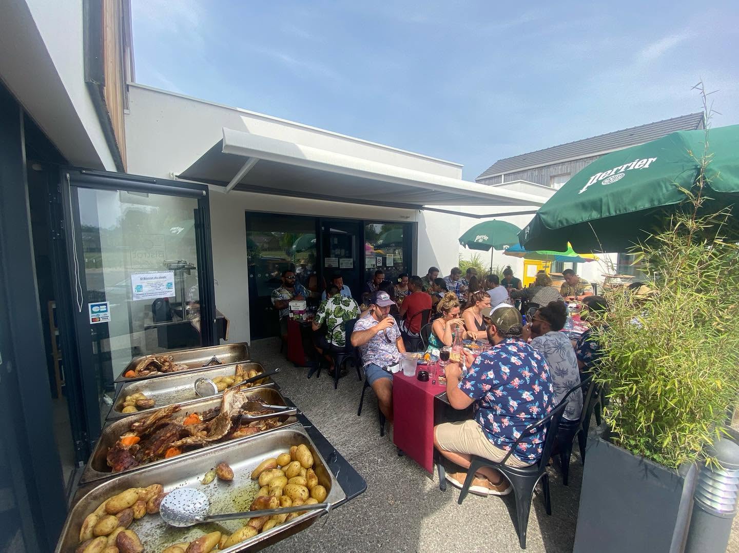 Bar Brasserie situé dans le village dynamique d'Artigueloutan (64), parmi d'autres commerces, face au stade, sur un axe de passage, avec un grand parking et le soutien de la municipalité