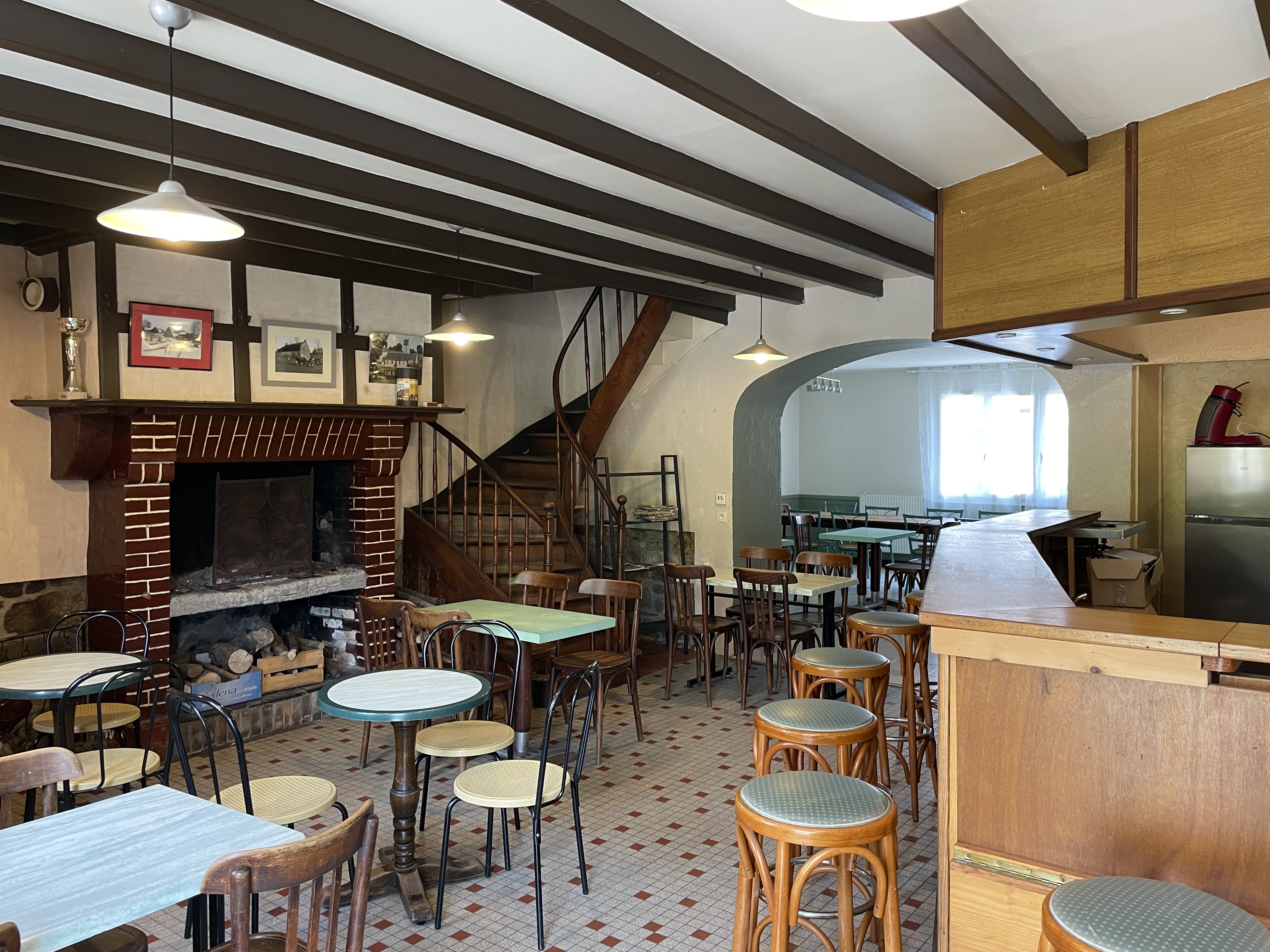 La commune de Gouvets recherche un porteur de projet pour la reprise de son commerce situé au cœur du bourg.
Ce local, a été exploité en bar–épicerie–restauration. Il constitue aujourd’hui une réelle opportunité pour redynamiser la vie locale au sein d’une commune d’environ 300 habitants.
Descriptif du bien :
• Espace commercial en rez-de-chaussée
• Mobilier existant : tables et chaises anciennes
• Prévoir matériels de cuisine (Étude en cours)
• Logement attenant à l’étage
• Emplacement central dans le village
À noter :
Le local va nécessiter des travaux de mise aux normes (sécurité, accessibilité…) pour accueillir du public selon la réglementation en vigueur.
La commune est prête à accompagner le porteur du projet à partir d’un budget réaliste et d’une viabilité financière. En fonction de la nature de l’activité proposée et du projet du candidat, la mairie peut s’engager à réaliser des travaux
Profil recherché :
Nous recherchons une personne motivée, avec un projet solide contribuant à la dynamique et au lien social du territoire (commerce multi-services, bar, petite restauration, épicerie ou autre activité pertinente).
Conditions :
Les modalités (loyer, travaux, accompagnement…) seront définies en concertation avec le porteur de projet.
Candidature :
Merci d’adresser votre projet à la mairie.
Pour toute information complémentaire, vous pouvez contacter la mairie.
Nous serons attentifs à toute initiative permettant de recréer un lieu de vie convivial et essentiel pour la commune.