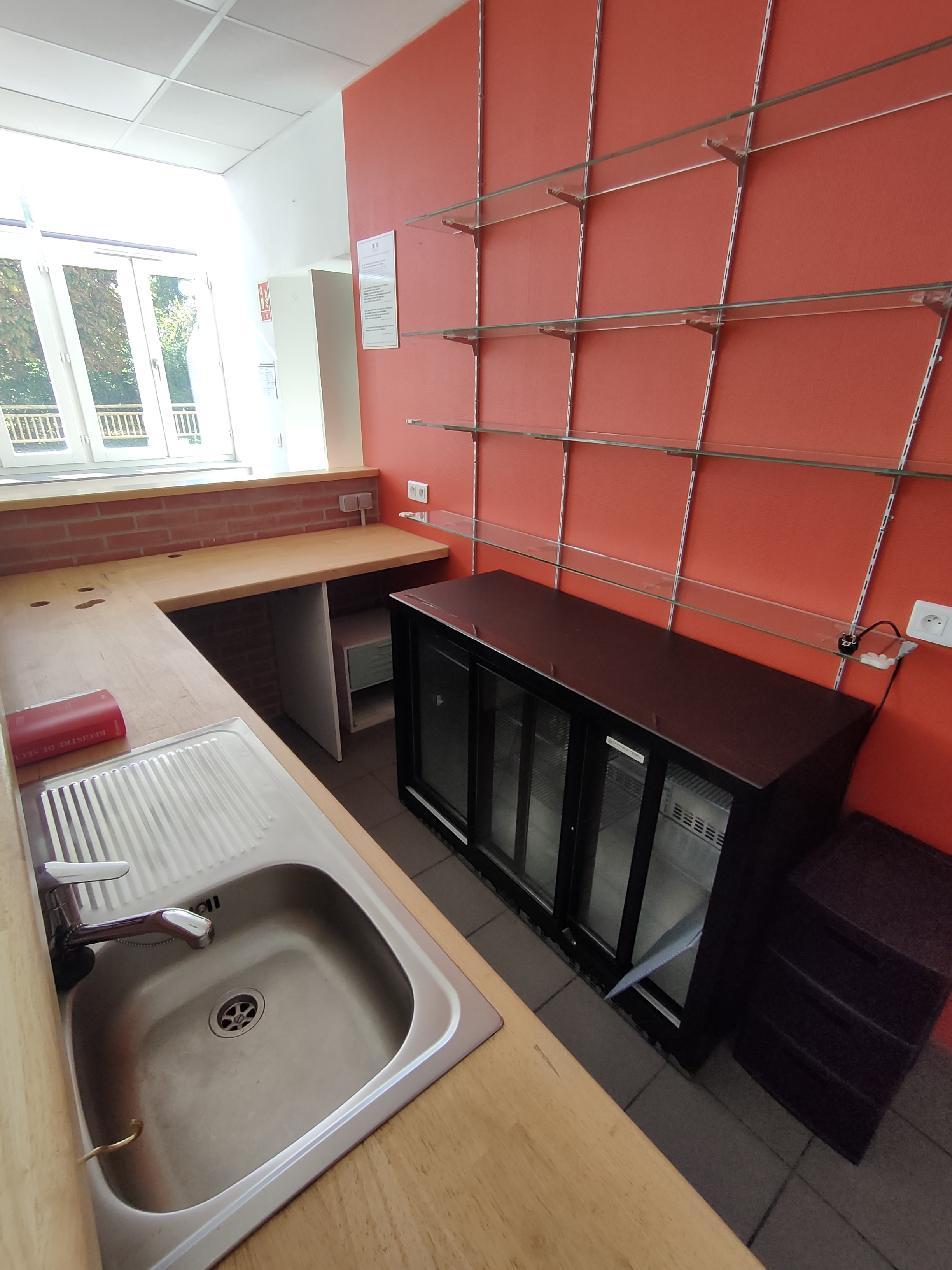 Recherche exploitant en location-gérance du Bar/Restaurant "Le Roc Blanc" à Sainte-Agathe (Puy-de-Dôme).

Soucieuse de proposer à la population locale des services de proximité et un lieu de convivialité, la Commune de Sainte Agathe, avec l’appui de la Communauté de Communes Thiers Dore et Montagne, a créé un bar-restaurant « Auberge le Roc Blanc », véritable lieu de vie.
Le bar restaurant était exploité jusqu’à aujourd’hui par un professionnel de la restauration. Celui-ci partant sur un autre projet, la commune recherche un nouveau professionnel pour exploiter et développer cette activité située dans Le Bourg de Sainte-Agathe (63120) au 3 route du Bourg.

Descriptif du local :
Le bar-restaurant est situé en rez-de-jardin à l’arrière du bâtiment de la Mairie, sur la route du Bourg (RD102). 
Les locaux d’une surface totale de 120 m² ont été entièrement rénovés en 2017 et sont aux normes d’hygiène et de sécurité en vigueur.
Stationnements devant le restaurant ou sur la place de l’église, à proximité.
Le bar-restaurant Le Roc Blanc possède une terrasse (environ 18 couverts) avec une vue panoramique sur le Roc Blanc et la campagne environnante.
Les locaux se composent :
-	d’une salle de bar-restaurant d’une capacité de 60 couverts (61,30m2) et équipée de rayonnages (en cas de banquet important, une salle communale, attenante au restaurant, peut accueillir 40 couverts supplémentaires)
-	d’une cuisine entièrement équipée de 21,20m2,
-	d’une réserve de 3,45m2,
-	d’un hall d’accueil de 7,70m2
-	d’un vestiaire avec sanitaires de 4,40m2
-	d’un dégagement de 13,80m2
-	d’un rangement de 2,60m2 dans la montée d’escaliers
-	de sanitaires aux normes
Le futur exploitant disposera d’une licence IV donnée en jouissance (mais restant la propriété de la commune).
L’aménagement extérieur comprend :
-	la matérialisation d’une place de stationnement et d’un cheminement pour personnes à mobilité réduite,
-	une dalle béton pour l’aménagement de la terrasse
-	une micro station d’épuration propre au restaurant
-	un bac à graisses
-	des panneaux de signalisation indiquant la présence du restaurant
Il n’y a pas de logement proposé avec le local commercial. Cependant, des possibilités de logement sur la commune existent.
Le futur exploitant sera lié à la Commune de Sainte-Agathe par une convention d’occupation temporaire. Le loyer s’élève à 220 € TTC par mois (en plus : contrats individuels d’électricité et de gaz citerne) pour les murs et l’exploitation du fonds de commerce.

Descriptif de l’activité
Sainte-Agathe est située à proximité de nombreux sites et villages plus importants (Bassin thiernois, villages de la montagne thiernoise…) mais reste légèrement en retrait des principaux axes routiers. Cependant, par sa situation au cœur du Parc Naturel Régional du Livradois Forez, Sainte-Agathe est un territoire qui séduit la clientèle touristique avant tout pour sa nature, par la présence à proximité de sites naturels, notamment le Grün de Chignore et son panorama, ainsi que de nombreuses activités de randonnée avec la présence de sentiers balisés, sentiers de découverte autour de thématiques propres au patrimoine et à la faune et la flore locale et enfin l’organisation de balades accompagnées, encadrées par un guide, en période estivale de juin à août.
Le cadre séduit également une clientèle de proximité (zone de chalandise de 20 000 personnes) qu’il s’agit de fidéliser par une cuisine et un accueil de qualité, voire une offre d’animations.
Le référencement, la réputation et l’e-réputation sont des éléments à prendre en compte sur une affaire comme le bar-restaurant le Roc blanc. Aujourd’hui, le restaurant est noté 4,7/5 sur Google (45 avis).
A l’heure actuelle, le Roc blanc n’est qu’un bar-restaurant mais une offre complémentaire de services peut être développée.
Clientèle possible : population locale, entreprises, associations, clubs, touristes. 
La Commune attend du professionnel qu’il propose un véritable lieu de vie où la clientèle peut trouver une cuisine traditionnelle, de qualité, un accueil convivial, des services de proximité et des animations. 
Le lieu offre un potentiel d’activité qui a été démontré par les exploitants précédents. Il ne demande qu’à être développé par un professionnel qui saura se rendre disponible pour sa clientèle et se doter des moyens nécessaires pour améliorer le chiffre d’affaires. (Cela reste une petite affaire en milieu rural).