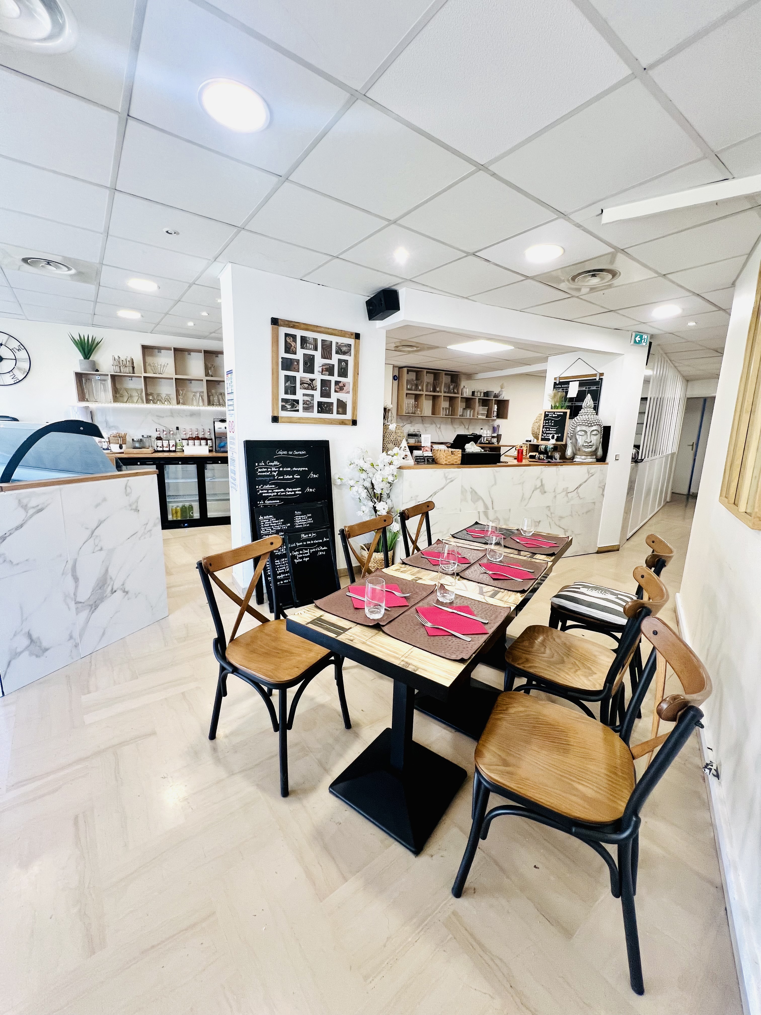 🍽️ À VENDRE – FONDS DE COMMERCE RESTAURANT / BRASSERIE + LOCAL COMMERCIAL NEUF
📍 Cagnes-sur-Mer (06800) – Secteur Hippodrome
Prix de vente : 245 000 € net vendeur
Honoraires d’agence à la charge de l’acquéreur
ENSEMBLE DE 2 LOTS COMPLÉMENTAIRES :
1️⃣ FONDS DE COMMERCE – RESTAURANT / BRASSERIE
Belle affaire à saisir dans un emplacement stratégique, à deux pas de l’hippodrome, dans un secteur vivant, résidentiel et touristique.
Restaurant traditionnel / brasserie d’une surface de 77 m² avec terrasse privative, exploitable immédiatement sans travaux à prévoir.
Caractéristiques principales :

Exploitation actuelle : ▪️ Service le midi uniquement en hiver ▪️ Midi et soir en haute saison ➡️ Possibilité de développer selon le projet
Cuisine professionnelle équipée avec extraction et hotte neuves (installées sur toiture de la copropriété)
Climatisation réversible
Vendu sans licence, possibilité d’en louer une mensuellement
Clientèle locale et touristique fidèle
Idéal pour un couple de restaurateurs ou entrepreneurs
💰 Prix de vente : 180 000 €
📄 Loyer mensuel : 1 311 € HT

2️⃣ LOCAL COMMERCIAL NEUF – IDÉAL INVESTISSEUR OU ACTIVITÉ COMPLÉMENTAIRE

Local d’angle très lumineux de 67 m² avec cave en sous-sol, situé dans le même secteur recherché de Cagnes-sur-Mer, proche de l’hippodrome.
Aucun travaux à prévoir – local prêt à exploiter.
Caractéristiques principales :

Grande vitrine d’angle offrant une visibilité optimale
Terrasse privative appartenant à la copropriété (pas de redevance mairie)
Climatisation gainable, store électrique
Cave au sous-sol : stockage, archives ou espace technique
Activité actuelle : crêperie / glacier
Convient à toute activité commerciale, salon de soins, showroom, bureaux, profession libérale, cabinet médical ou paramédical, etc.
💰 Prix de vente : 65 000 €
📄 Loyer mensuel : 1 665 € TTC

POINTS FORTS :
✅ Emplacement premium – proximité immédiate de l’Hippodrome
✅ Quartier à forte fréquentation, mixte bureaux / résidentiel
✅ Deux lots complémentaires offrant un véritable potentiel de développement
✅ Aucun travaux à prévoir – affaire clé en main

📞 Pour toute information complémentaire ou organiser une visite, contactez-nous dès maintenant.
Opportunité rare sur le secteur de Cagnes-sur-Mer, à ne pas manquer !

Informations légales :
Prix de vente global : 245 000 € net vendeur
Honoraires d’agence à la charge de l’acquéreur
Type de bien : Fonds de commerce + Local commercial
Surface totale : 144 m² (hors caves et terrasses)