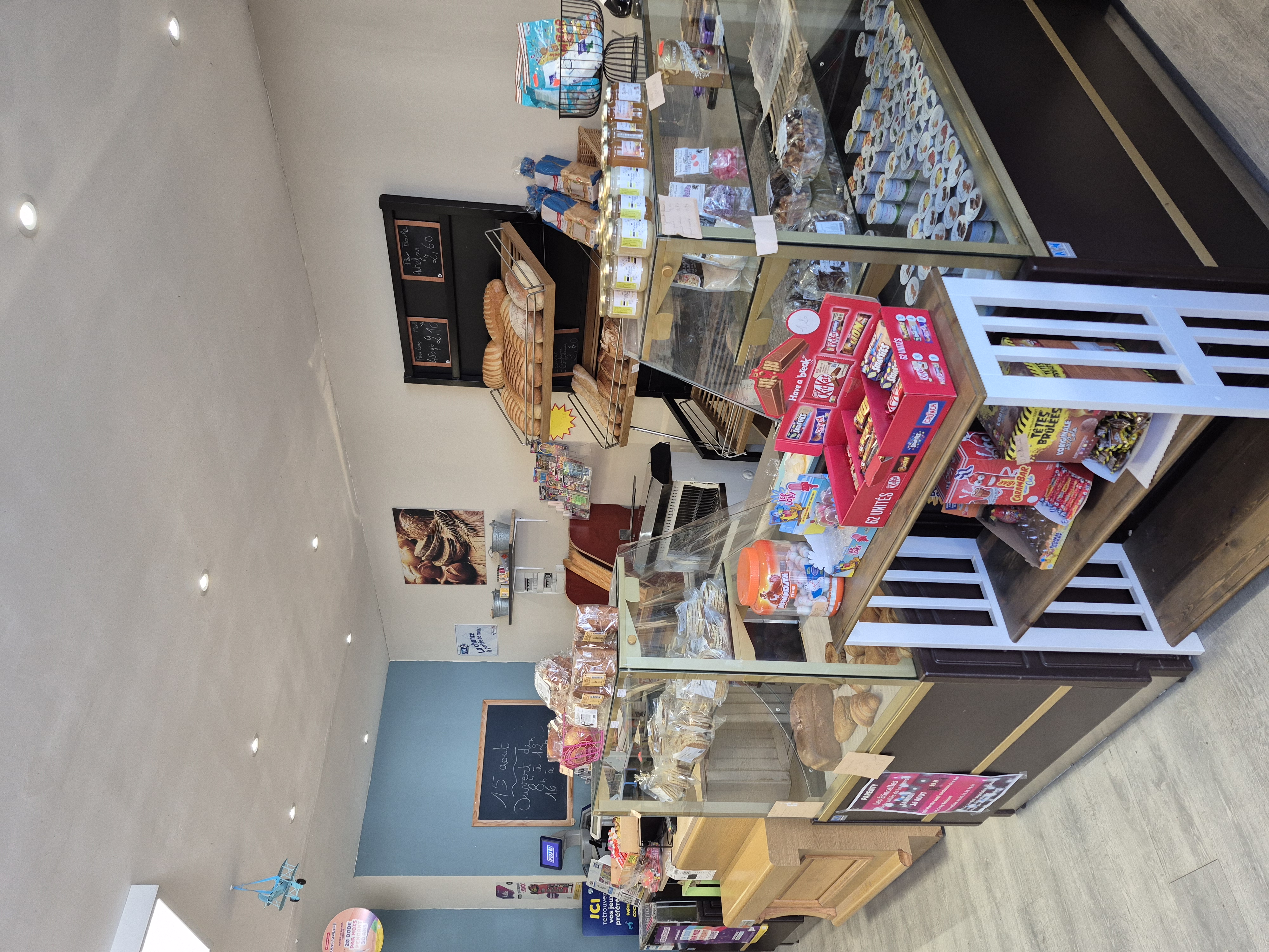 TRES URGENT Vend fond de commerce suite à des problèmes de santé.
L'épicerie se situe au coeur du village et sur la route principale de la vallée de la course entre Desvres et Montreuil sur Mer, un grand parking donne la possibilité de se garer facilement. Zone touristique avec plusieurs campings et gites à proximité.
On peux y trouver un dépôt de pain, fruits et légumes, épicerie fine, produits du terroir (viandes, yaourts, beurre, crème, miel, oeuf... ), coin déco et FDJ. 
D'autres idées sont encore possible pour pérenniser ce commerce (colis relais , snack, bar....par exemple)
Le magasin fait 80 m2 de surface commercial et environ 30 m2 de stockage
Les équipements présents  sont une chambre froide 1 porte, 1 congélateur bahut vitré, 1 congélateur bahut, 1 vitrine réfrigérée 2 porte, 1 frigo à boisson, un comptoir réfrigérée, un comptoir à viennoiserie, 1 trancheuse à pain,  une balance et meubles présentoir pour les rayons
Joli magasin de proximité qui rend bien service à toute la population locale
Le loyer est de 280 euro actuellement en 3.6.9

Si vous désirez plus amples informations, n'hésitez pas à me contacter