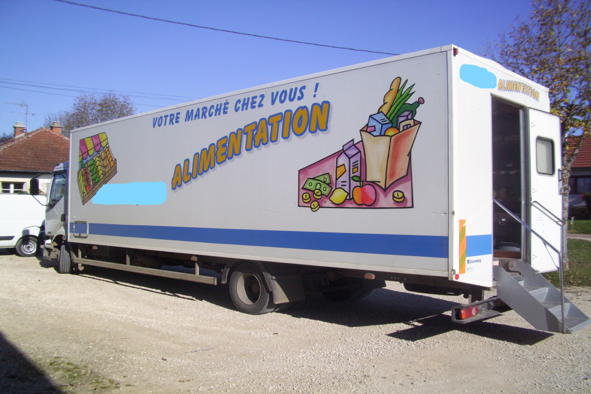 Vend titre société ou fonds de commerce magasin alimentaire dans le secteur nord Côte d'Or - zone de chalandise pour le magasin est de 13 communes - Surface de vente de 150 m2 + bureau de 16,50 m2 + une réserve et un entrepôt de 150 m2 avec deux chambres froides d'un total de 10 m2 + un parking privé. Accès PMR OK - Equipements : une vitrine positive de 7m équipée de portes, deux congélateurs coffres vitrés, 3 armoires négatives également vitrées + terminal de cuisson pour pains et viennoiseries - Réalise une tournée alimentaire de 30 à 40 km aux alentours sur 30 communes avec un camion magasin équipé pour accès clientèle par escalier (étagères épicerie fruits et légumes + 3,8m de frigo) + livraisons avec un Kangoo - Pas de commerce alimentaire à moins de 15 km, environnement touristique avec le parc national des forêts