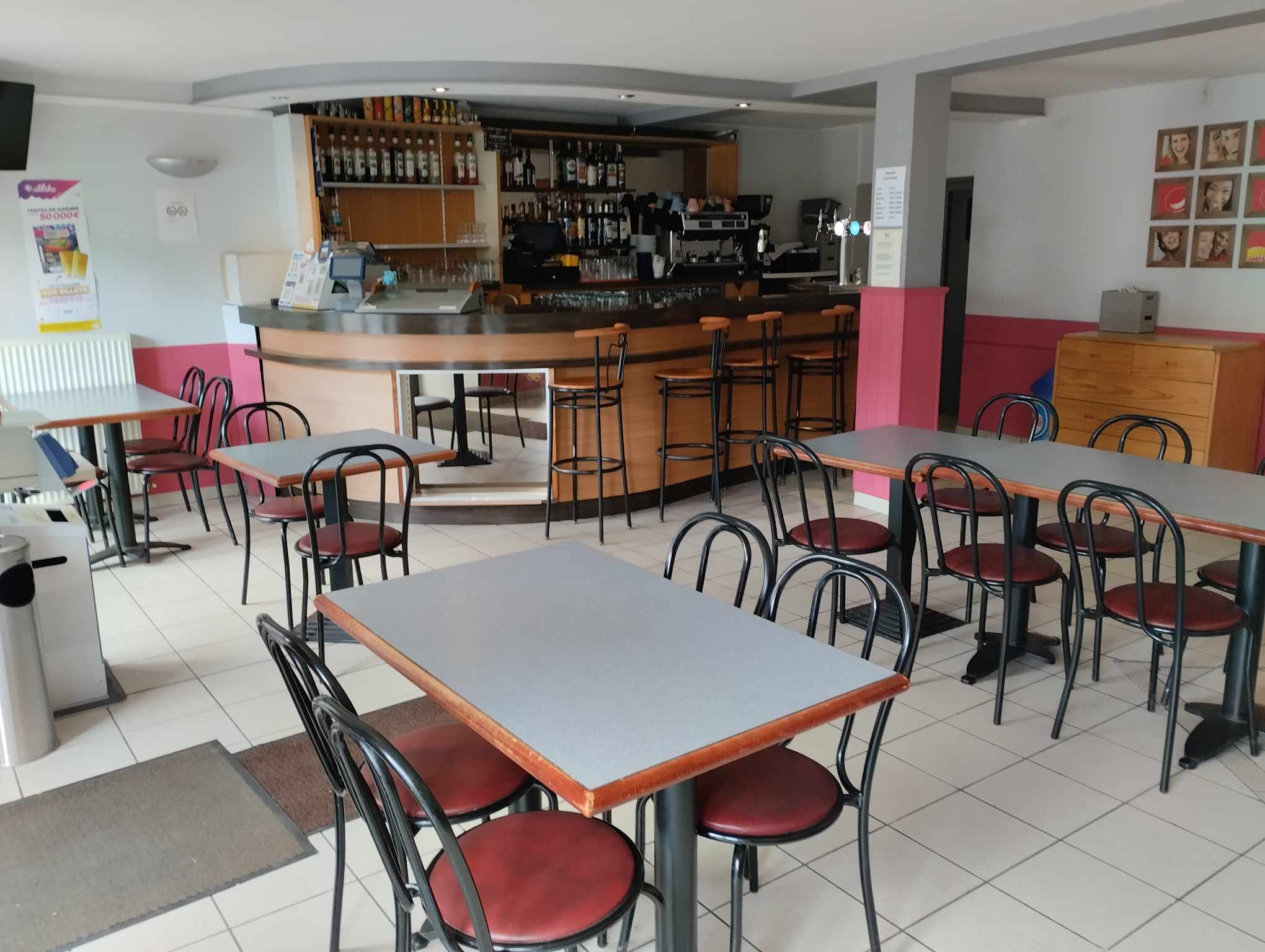 Je vend mon fond de commerce bar restaurant licence IV .
150 m2 qui comprennent:
salle de bar (possible 26 place assises + 5 tabouret au bar)
salle de restaurant ( 20 à 30 place suivant agencement )
WC avec lave main normes handicapé
cuisine
petite réserve
grande réserve ( possibilité d'y faire une salle supplémentaire ) avec accès cour
terrasse place du village, de 40 à 100 places
joli village classé situé entre Langogne et Mende avec de nombreuses commodités: boulangerie, boucherie, poste, station service, superette, bar tabac, auberge, hôtel, camping, gites,  garage, chocolaterie, divers entreprise du bâtiment, pompier, gendarmerie, crèche, école primaire, institue de beauté...
très belle opportunité vendu cause soucis de santé et rapprochement familiale.
affaire à tenir en couple + un en été, gros potentiel de développement.
fond de commerce : 40 000€
loyer : 470€ (murs à la mairie, extincteurs, entretien chaudière, prise en charge par celle-ci)
droit de terrasse : 60€ l'année

pour les plus éloigniez si transaction faite avant mon départ du département possibilité de reprendre à 14 km maison en location de 120 m2 sur deux niveaux avec trois chambres 2 WC chauffage fioul le tout dans magnifique lieu au bord de la rivière ( loyer 585€ )

une visite s'impose......