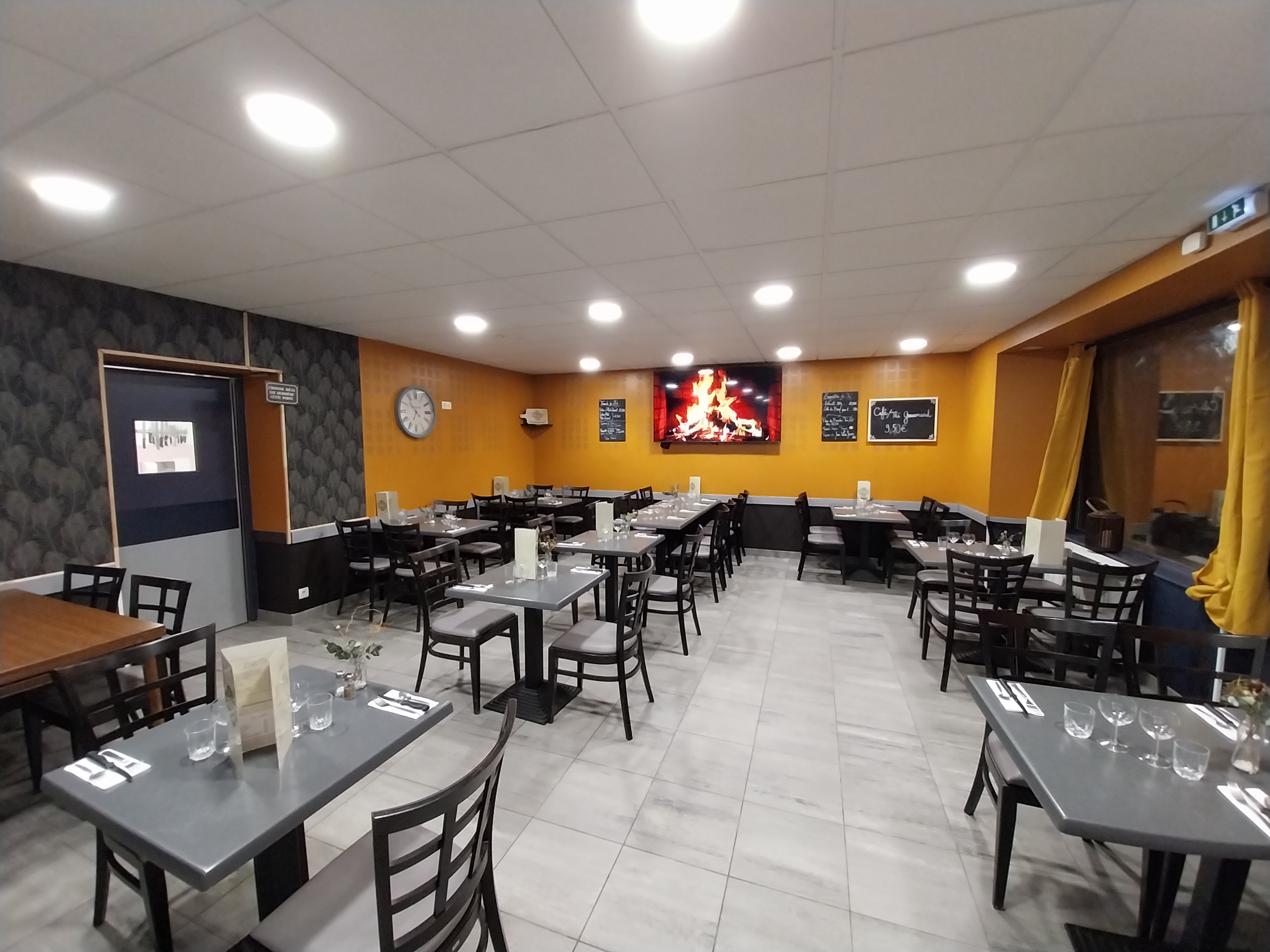 Le bar restaurant épicerie "Le Café Nouya" au cœur du bourg de NOYAL SOUS BAZOUGES (35560), vous attend ! 
Situé dans un petit village de charme en Bretagne à 40km de Saint-Malo, 40km de Rennes et 30 km du Mont Saint-Michel, la commune recherche pour gérer (contrat de location gérance) son commerce, un professionnel de la restauration.

La commune est propriétaire des murs, du fonds de commerce et de la Licence IV, qu'elle met à disposition du futur exploitant.

L'ensemble proposé par la commune comprend le bar-restaurant-épicerie ainsi que le logement situé au-dessus.

Si vous êtes prêt à nous rejoindre pour participer à la dynamique du village et venir redonner vie à ce très bel endroit, n’hésitez plus et contactez la mairie de Noyal-sous-Bazouges au 02.99.73.61.07 ou envoyez un mail à mairie.noyal@wanadoo.fr