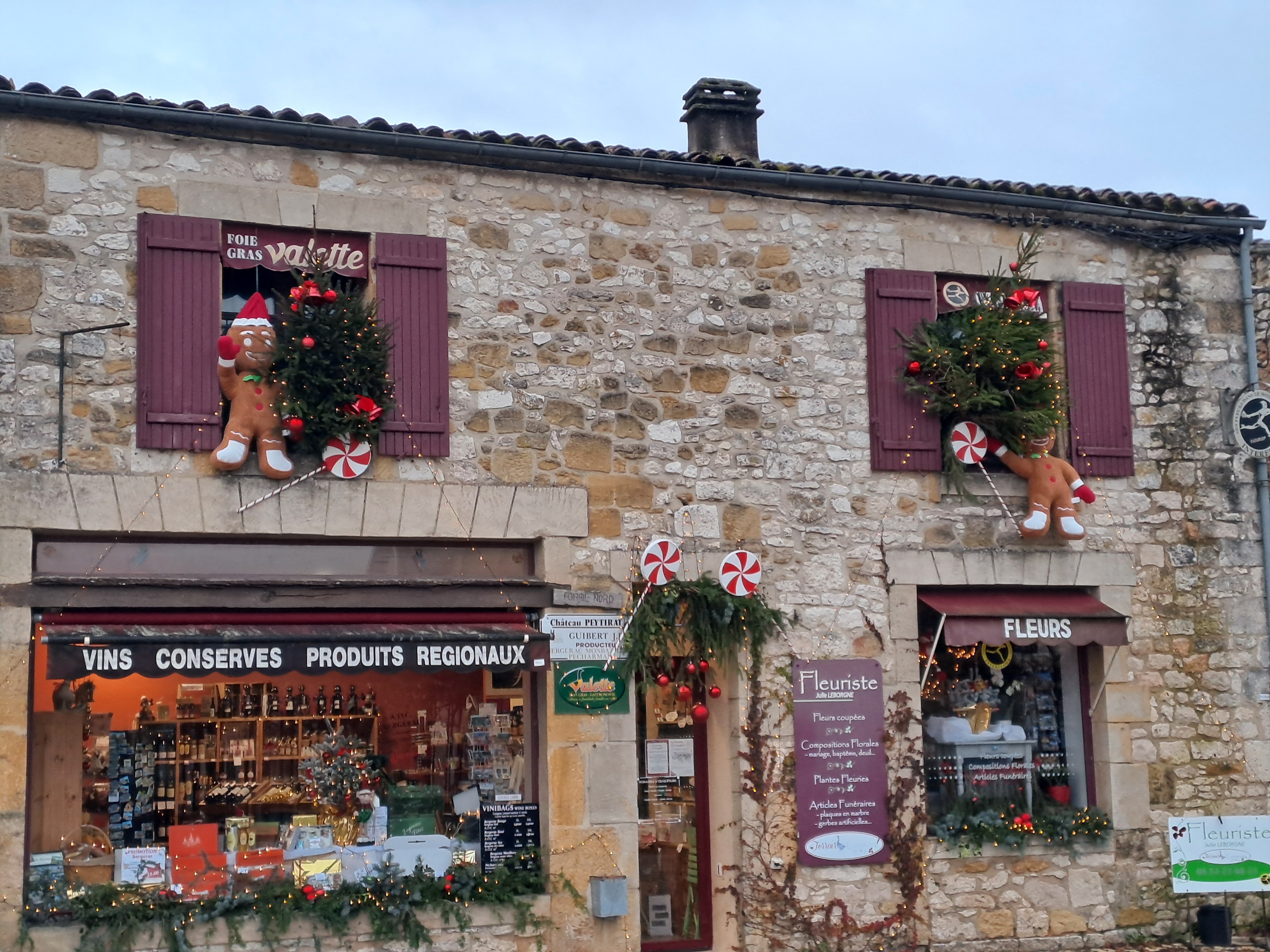 Vends fond de commerce, produits régionaux,  cave, conserves, souvenirs, décoration et fleurs,  existant depuis 35 ans dans une Bastide classée parmi les plus beaux villages de France,  emplacement numéro 1, affaire viable pour un couple, chiffre d' affaire constant. (entre 150000€ et 200000€)
Nombreuses possibilités de développer d'avantage cette affaire.

Pour plus de renseignements nous contacter  par téléphone. AUCUN RENSEIGNEMENT SERA DONNÉ PAR MAIL...

Prix de vente du fond de commerce  89000€ +
Stock environ 20000€

Curieux et agences s'abstenir.