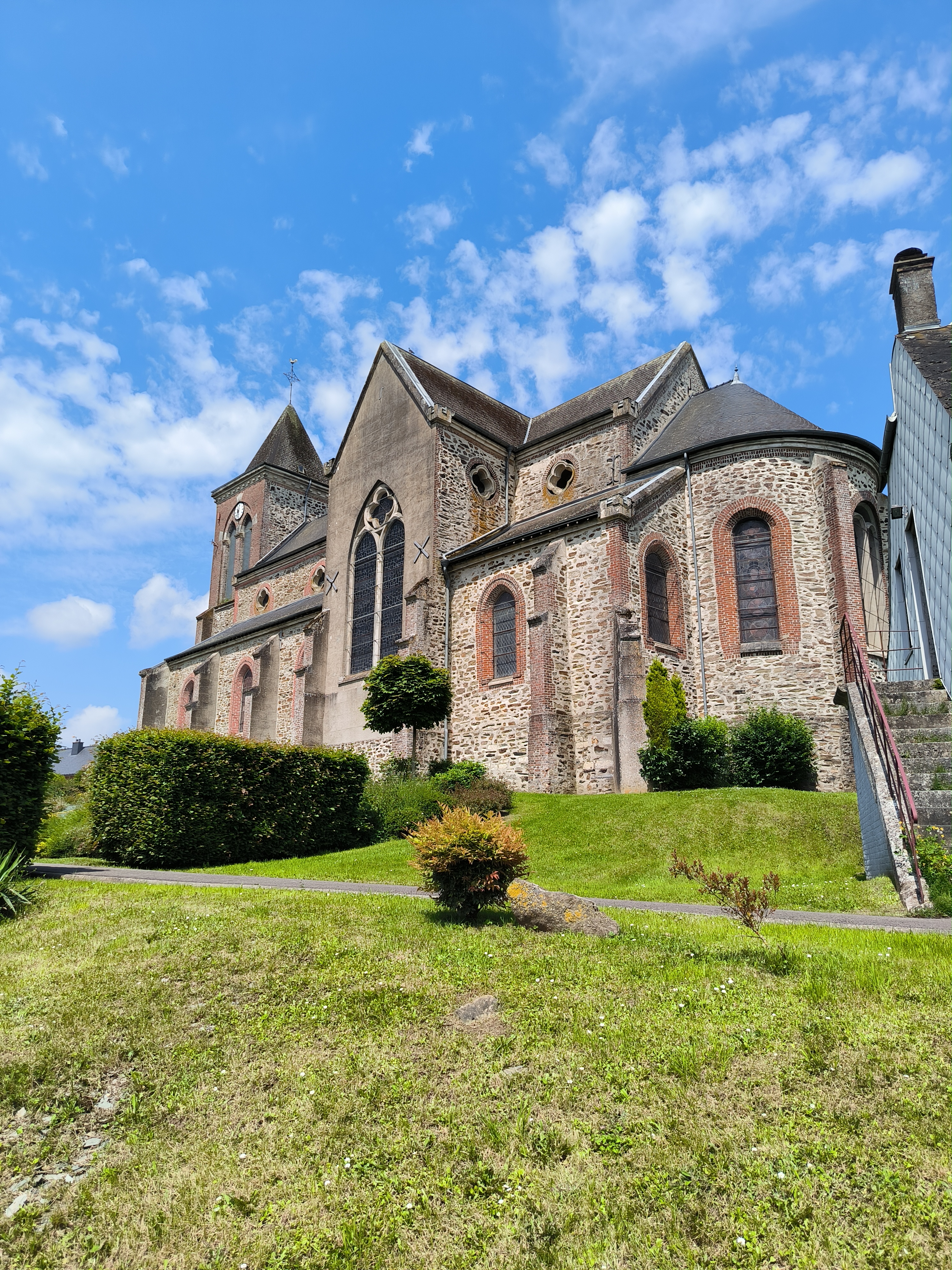 Ouverture du futur café-restaurant multiservice à La Neuville aux Joutes (08)
Fin des travaux prévue en fin d'année 2024

Frontalier de l'Aisne et de la Belgique, La Neuville-aux-Joûtes est une commune pittoresque de 366 habitants, située à 16 minutes de la ville commerçante d'Hirson. Ce joli village verdoyant, labellisé "3 étoiles" et "3 fleurs", est niché entre l'église et la mairie, en plein centre bourg. Les visiteurs peuvent profiter de deux circuits pédestres aménagés par l'association Maginot, permettant des balades en forêt autour des blockhaus historiques. La commune propose également trois gîtes et un camping pour les séjours prolongés. Avec cinq associations dynamiques, La Neuville-aux-Joûtes organise des événements sportifs et culturels tout au long de l'année, attirant plusieurs centaines de visiteurs. La communauté de communes Ardennes Thiérache envisage la création d'un circuit de randonnée Trans-Thiérachienne, renforçant ainsi l'attrait touristique de la région. La situation géographique de la commune génère un important passage touristique, notamment de Belgique, des Pays-Bas et du Luxembourg, avec environ 600 véhicules par jour.

Activités principales : bar, restauration traditionnelle, animations
Activités de service possibles : chambres d'hôtes, dépôt de pain, épicerie, FDJ, point Poste

Le local :

● Entièrement aménagé et équipé : « clé en main »​
● Cuisine professionnelle à disposition (équipement, matériel, ustensiles) : 25m²
● Bar et salle avec « du cachet »​
● Superficies : salle : 40m², terrasse non couverte : 30m²
● Logement de fonction compris dans le loyer du commerce

Contrat proposé : ​

Sous location des éléments composant le café (matériel, Licence IV ...). Vous rejoignez le parcours " Tremplin" du réseau 1000 Cafés, et pouvez bénéficier d’un service d’accompagnement personnalisé

Aspects financiers : ​

Apport financier pour stock produits et trésorerie initiale à prévoir​ : 10K€
Dépôt de garantie : 1418€
Redevance année 1 : 375€HT
Redevance mensuelle avec le loyer maximum : 709€HT
Loyer fixé à 100€ pour local commercial + logement en année 1, 200€ en année 2, 300€ en année 3 et 400€ en année 4.


Profil de gérant recherché : ​

● Vous possédez des vraies qualités de commerçant et une vive volonté d’entreprendre. ​
● Vous souhaitez vous engager en faveur de la ruralité et en comprenez les enjeux. ​
● Vous justifiez d’une expérience significative dans le secteur de la restauration et maitrisez les techniques culinaires essentielles, ainsi que les normes d’hygiène et de sécurité.​
● Vous avez des bases solides en gestion et faites preuve de rigueur et d’organisation.​
● Vous envisagez d'être propriétaire de votre fonds de commerce à court ou moyen terme.


N'oubliez pas de préciser l'établissement qui vous intéresse dans votre message !