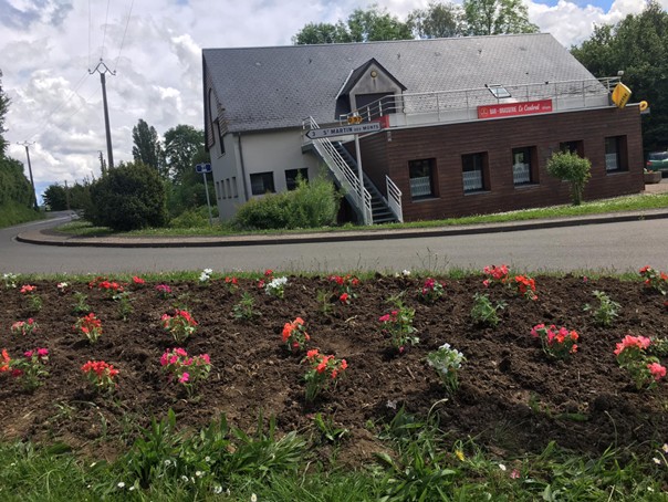 afin de pouvoir anticiper le départ en retraite, nous vendons notre fond de commerce , bar, restaurant, FDJ, poste, petite épicerie, presse locale dans un charmant village, proche de la ferté bernard et de l'autoroute A11, 
école, gare , bus scolaire.
Ouvert actuellement du lundi au vendredi et certains samedis de 7 h 30 à 15 h 
6 semaines de congés, quelques repas exterieurs mais un gros potentiel pour le bar et le restaurant le soir pour ceux qui le désire.
Pas de salarié à reprendre, clientèle fidèle (ouvriers et famille)
Murs à la commune 700 € HT loyer commerce et logement (3 chambres, grande pièce de vie, cuisine, buanderie et grande terrasse extérieure)
Parking pour la clientèle
chiffre d'affaires en progression tous les ans.
Cuisine opérationnelle, matériel en place, controles faits tous les ans (bac à graisse, extincteurs, électrique...)
bail 3/6/9 
Renseignements et photos sur demande, pas sérieux et pas du métier s'abstenir